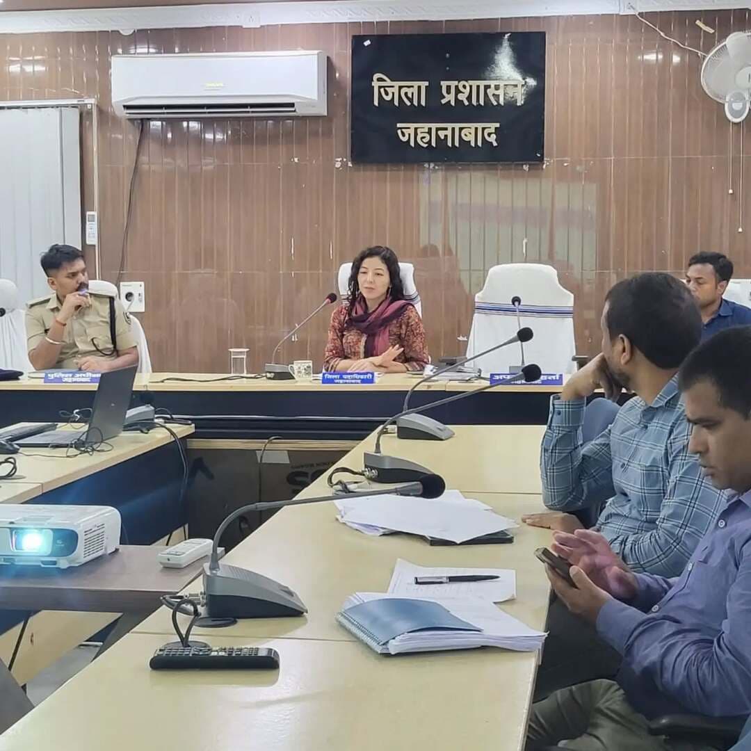 ⛏️ अवैध खनन पर जीरो टॉलरेंस—विशेष छापेमारी तेज कर दोषियों पर कठोर कार्रवाई और राजस्व लक्ष्य की शत-प्रतिशत प्राप्ति सुनिश्चित करने का सख्त निर्देश: जिला पदाधिकारी
जिला पदाधिकारी, जहानाबाद श्रीमती छिरिङ वाई भूटिया की अध्यक्षता में आयोजित जिला स्तरीय खनन टास्क फोर्स की बैठक में अवैध उत्खनन, परिवहन एवं भंडारण पर प्रभावी रोक तथा राजस्व वसूली की समीक्षा की गई। समीक्षा के क्रम में जिला खनन पदाधिकारी के कार्यों को असंतोषजनक पाते हुए जिला पदाधिकारी ने कड़े निर्देश दिए तथा कार्यप्रणाली में तत्काल सुधार लाने को कहा।
✅ संवेदनशील स्थलों पर संयुक्त एवं सघन छापेमारी अभियान तेज करने का निर्देश
✅ अवैध खनन/परिवहन में संलिप्त व्यक्तियों एवं वाहनों पर कठोर दंडात्मक कार्रवाई
✅ असंचालित बालूघाटों का शीघ्र संचालन सुनिश्चित करने का निर्देश
✅ शून्य भुगतान वाले ईंट-भट्ठा मालिकों से 15 दिनों के भीतर बकाया राशि की वसूली
✅ ₹6.30 करोड़ के लक्ष्य के विरुद्ध ₹3.62 करोड़ की प्राप्ति पर कड़ा असंतोष; शत-प्रतिशत राजस्व लक्ष्य प्राप्त करने का निर्देश
🎯जिला पदाधिकारी ने स्पष्ट किया कि अवैध खनन के विरुद्ध कार्रवाई एवं राजस्व वसूली में किसी भी स्तर पर शिथिलता स्वीकार नहीं की जाएगी।
🎯नियमित क्षेत्र भ्रमण एवं छापेमारी सुनिश्चित करें; लापरवाही पाए जाने पर संबंधित की जवाबदेही तय की जाएगी।
#अवैधखनन_पर_जीरो_टॉलरेंस #खनन_टास्क_फोर्स #जिलाप्रशासन_जहानाबाद #विकसितभारत_समृद्धबिहार_आदर्शजहानाबाद