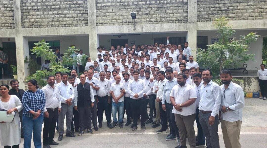 अपनी मांगों को लेकर अधिवक्ताओं ने काली पट्टी बांधकर न्यायिक कार्यों का विरोध किया।
दैनिक वीरधरा राजस्थान।
चित्तौड़गढ़। न्याय की गुणवत्ता एवं निष्पक्षता सुरक्षित रखते हुए लक्षित प्रकरणों के निस्तारण संबंधी योजना (फेज-6) को निरस्त किए जाने बाबत पुनर्विचार एवं संस्थागत सुधार तथा न्याय की गुणवत्ता, निष्पक्ष सुनवाई एवं लक्ष्य-आधारित प्रकरण निस्तारण के मामले को लेकर जिला मुख्यालय के क्षेत्र में अधिवक्तागण ने काली पट्टी बांधकर न्यायिक कार्यों का विरोध प्रकट कर हड़ताल की तथा अपने मुख्यालय के मुख्य पीठासीन अधिकारी के माध्यम से सुप्रीम कोर्ट एवं मुख्य न्यायाधीश हाईकोर्ट के नाम ज्ञापन प्रेषित किया।