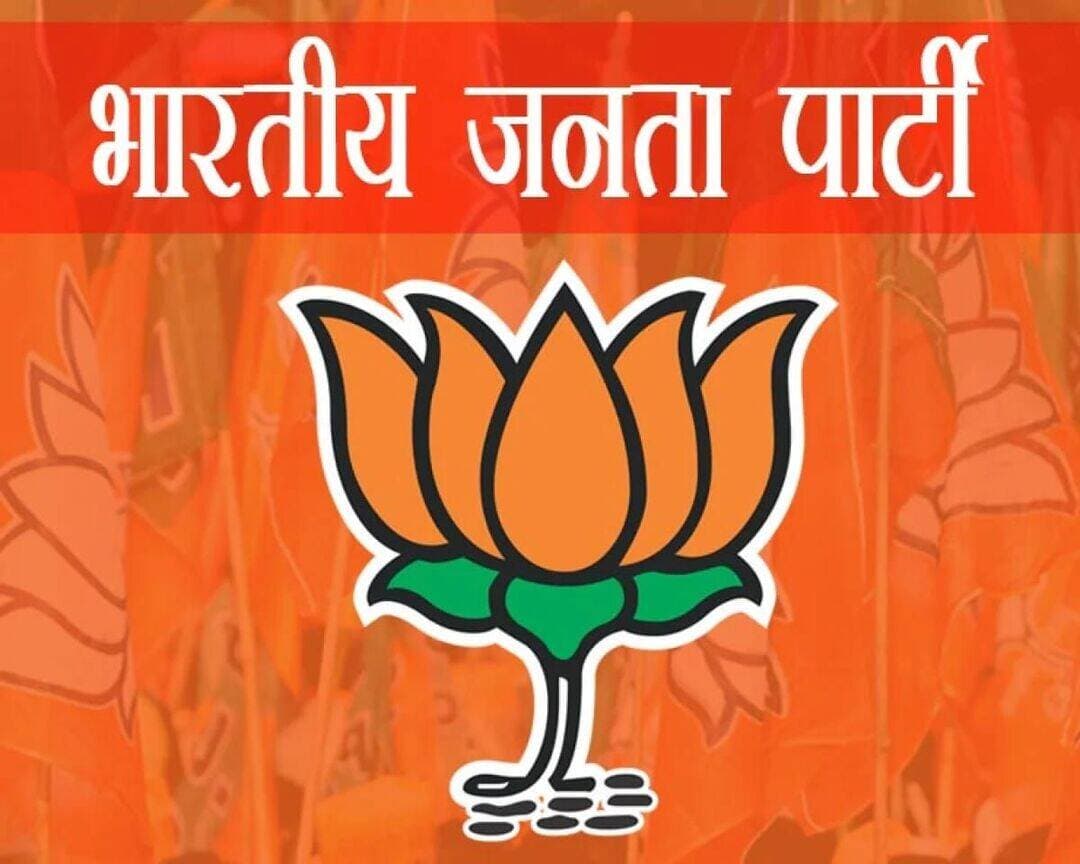 भाजपा ने जारी की नगर निकाय चुनाव 2026 के तहत सभी 60 पार्षद प्रत्याशियो की सूची।
दैनिक वीरधरा राजस्थान।
चित्तौड़गढ़।भारतीय जनता पार्टी के प्रदेश अध्यक्ष मदन राठौड़, सांसद सी पी जोशी, जिलाध्यक्ष रतन लाल गाडरी, विधायक चंद्रभान सिंह आक्या, निकाय प्रभारी धर्मनारायण जोशी, निकाय संयोजक सुशील शर्मा, नगर मण्डल अध्यक्ष गौरव त्यागी व चंदेरिया मण्डल अध्यक्ष गजेन्द्र सिंह के निर्देशानुसार चित्तौड़गढ़ नगर निकाय चुनाव 2026 के तहत भाजपा के पार्षद प्रत्याशियो की सूची जारी की गई है।
इस सूची के तहत वार्ड नम्बर 1 में मनोज सुहालका, वार्ड नं. 2 में घनश्याम मेनारिया, वार्ड नं. 3 में विपुल सिंह राणावत, वार्ड नं. 4 में दिलीप सिंह, वार्ड नं. 5 दिनेश गवारिया, वार्ड नं. 6 में देवी लाल सालवी, वार्ड नं. 7 में पुजा खटीक, वार्ड नं. 8 में मनभंवर देवी, वार्ड नं. 9 में रविन्द्रा लढ्ढा, वार्ड नं. 10 में सविता जाजू, वार्ड नं. 11 में भोलाराम प्रजापत, वार्ड नं. 12 में हरिश ईनाणी, वार्ड नं. 13 में छोटू सिंह शेखावत, वार्ड नं. 14 में शांति लाल जाट, वार्ड नं. 15 में अनिल ईनाणी, वार्ड नं. 16 में अशोक सोनी, वार्ड नं. 17 में सुरेश चन्द्र झंवर, वार्ड नं. 18 में जीवन कोदली, वार्ड नं. 19 में कुसुम बैरवा व वार्ड नं. 20 में कपिल मलानी, वार्ड नं. 21 में शाहिन बी, वार्ड नं. 22 में जगदीप सिंह सलुजा, वार्ड नं. 23 में राजु सालवी, वार्ड नं. 24 में कुसुम मेनारिया, वार्ड नं. 25 में शैलेन्द्र झंवर, वार्ड नं. 26 में रमा शर्मा, वार्ड नं. 27 में सुमन बैरागी, वार्ड नं. 28 में विपिन सिंह, वार्ड नं. 29 में राजेन्द्र जांगीड व वार्ड नं. 30 में मुन्ना लाल नगर निकाय चुनाव 2026 में भाजपा के प्रत्याशी होगे।
इसी क्रम में वार्ड नं. 31 में सुदर्शन रामपुरिया, वार्ड नं. 32 में मनसा देवी मीणा, वार्ड नं. 33 में सुन्दर बाई, वार्ड नं. 34 में रमेश मीणा (पिन्टू), वार्ड नं. 35 में अविनाश शर्मा, वार्ड नं. 36 में लोकेश सेठिया, वार्ड नं. 37 में बालमुकुन्द पटवा, वार्ड नं. 38 में रेखा शर्मा, वार्ड नं. 39 में प्रदीप काबरा, वार्ड नं. 40 में रानु तेली, वार्ड नं. 41 में जाकीर हुसैन कुरेशी, वार्ड नं. 42 में ओमप्रकाश शर्मा, वार्ड नं. 43 में रेखा शर्मा, वार्ड नं. 44 में प्रिया गौड, वार्ड नं. 45 में रतन लाल तडबा, वार्ड नं. 46 में पिंकी खटीक, वार्ड नं. 47 में शांति लाल मोदी (पिन्टू), वार्ड नं. 48 में लक्ष्मी नारायण सोनी, वार्ड नं. 49 में प्रतिभा नाहटा, वार्ड नं. 50 में राजेश लोठ, वार्ड नं. 51 में मीना वाघेला, वार्ड नं. 52 में मो. इब्राहिम मन्सुरी, वार्ड नं. 53 में निकिता सेनी, वार्ड नं. 54 में सीताराम माली, वार्ड नं. 55 में देवराज कीर, वार्ड नं. 56 में फूली बाई, वार्ड नं. 57 में बालकिशन भोई, वार्ड नं. 58 में निमा बंजारा, वार्ड नं. 59 में पुरन सिंह राणा व वार्ड नं. 60 में सुरेन्द्र सिंह (गोपाल राजोरा) को भाजपा पार्षद प्रत्याशी घोषित किया गया है।