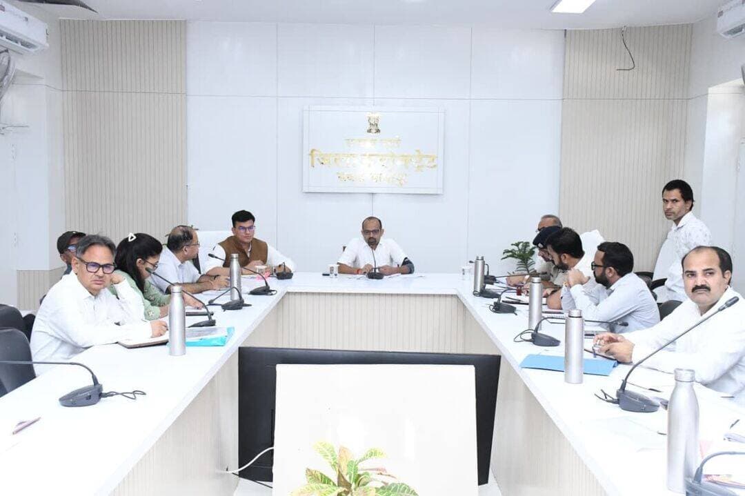 जिला स्तरीय साप्ताहिक समीक्षा बैठक में दिए समयबद्ध कार्यों के निर्देश।
दैनिक वीरधरा राजस्थान। श्री श्रद्धा ओम त्रिवेदी।
सवाई माधोपुर। जिले में स्वीकृत लंबित कार्यो को पूर्ण करने, बिजली, पानी सहित अन्य मूलभूत सुविधाओं का लाभ आमजन तक निर्बाध रूप से पहुंचाने के उद्देश्य से सोमवार को जिला कलक्टर काना राम की अध्यक्षता में कलक्ट्रेट सभागार में साप्ताहिक समीक्षा बैठक आयोजित हुई।
जिला कलक्टर ने मुख्यमंत्री जल स्वावलंबन अभियान के तहत स्वीकृत कार्यो के कार्यादेश 10 दिन के भीतर जारी कर लंबित कार्यो को धरातल पर उतारने के निर्देश अधीक्षण अभियंता वाटरशेड संजय माथुर को दिए। साथ ही, जल संचय जन भागीदारी 3.0 अभियान के तहत राजकीय कार्यालयों सहित अन्य स्थानों पर वाटर हार्वेस्टिंग सिस्टम एवं वाटर रिचार्ज संरचनाओं को स्थापित कर पोर्टल पर ऑनलाइन अपडेट करने के निर्देश संबंधित विभागीय अधिकारियों को दिए।
उन्होंने हरियालो राजस्थान अभियान के तहत जिन विभागों ने अभी तक पौधारोपण का लक्ष्य पूर्ण नहीं किया उन विभागों के अधिकारियों को 15 सितम्बर से पूर्व शत-प्रतिशत पौधारोपण सुनिश्चित करने के निर्देश दिए है। साथ ही, उन्होंने सभी विभागीय अधिकारियों को निर्देश दिए कि अपने विभाग से संबंधित योजनाओं की सफलता की कहानियों के माध्यम से आमजन को जागरूक कर सरकारी योजनाओं का लाभ उठाने के लिए प्रेरित करें।
उन्होंने नगरीय निकाय आम चुनाव के तहत स्वीप गतिविधियां आयोजित कर मतदाताओं को मतदान करने के लिए जागरूक करने, सभी राजकीय विद्यालयों में शत-प्रतिशत मतदान हेतु 1 सितम्बर को पाती लेखन प्रतियोगिता आयोजित करवाने, निर्वाचन संबंधित प्रशिक्षण कार्य निर्धारित कार्यक्रम अनुसार गुणवत्तापूर्ण सुनिश्चित करवाने तथा सभी नगरीय निकाय क्षेत्रों में स्ट्रोंग रूम में सुरक्षा व्यवस्था को मजबूत बनाने के लिए सीसीटीवी कैमरों के माध्यम से निगरानी करने के निर्देश संबंधित विभागीय अधिकारियों को दिए।
बैठक में मुख्य कार्यकारी अधिकारी मोहित कासनिया, अतिरिक्त जिला कलक्टर संजय शर्मा, अतिरिक्त पुलिस अधीक्षक राकेश राजोरा, अतिरिक्त मुख्य कार्यकारी अधिकारी शैलेन्द्र सिंह, अधीक्षण अभियंता पीडब्ल्यूडी हरिसिंह मीना, सीएमएचओ डॉ. अनिल कुमार जैमिनी, जिला रसद अधिकारी रामभजन मीना सहित विभिन्न विभागों के अधिकारी उपस्थित रहे।