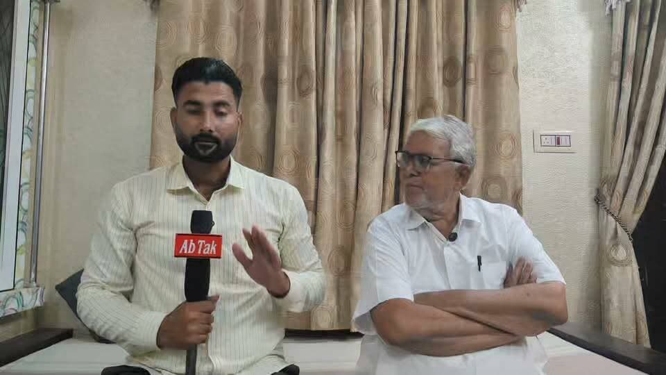 लाडनूँ:-कांग्रेस के #टिकट पर बड़ा #सियासी #उलटफेर,निवर्तमान पालिकाध्यक्ष #रावत खां का कांग्रेस से टिकट #कटा,तो उनकी जगह अब पूर्व पालिका #उपाध्यक्ष भानु खां टाक के परिवार से उनकी #पुत्रवधू को कांग्रेस ने उतारा #मैदान,भानु खां टाक पहले #भाजपा में रहे,फिर बसपा का दामन #थामा और अब #कांग्रेस के साथ,टिकट मिलने के बाद भानु खान टाक ने भी #हँसते-मुस्कुराते और मजाकिया #अंदाज में ऐसे जवाब दिए कि सियासत का रंग और भी #दिलचस्प हो गया।
Mukesh Bhakar
Karni Singh Ladnun
Rawat Khan Ladwan