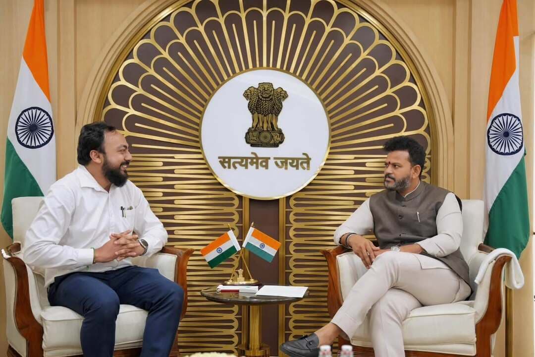 বেহালা বিমানবন্দর থেকে বিমান পরিষেবা চালুর দাবিতে দিল্লিতে বৈঠক করলেন বেহালা পশ্চিমের বিধায়ক তথা ক্রীড়া মন্ত্রী ইন্দ্রনীল খাঁ
দীর্ঘদিন ধরে অবহেলায় পড়ে থাকা দক্ষিণ কলকাতার বেহালা বিমানবন্দর ফের সচল করার উদ্যোগ নেওয়া হলো। এই দাবিতেই আজ নিউ দিল্লিতে কেন্দ্রীয় অসামরিক বিমান পরিবহন মন্ত্রী শ্রী রামমোহন নাইডুর সঙ্গে বৈঠক করলেন বেহালা পশ্চিমের বিধায়ক তথা রাজ্যে ক্রীড়া মন্ত্রী ইন্দ্রনীল খাঁ।
বৈঠকে তিনি বেহালা বিমানবন্দর থেকে যাত্রীবাহী বিমান পরিষেবা চালুর প্রস্তাব দেন। তাঁর বক্তব্য, এই বিমানবন্দর চালু হলে দক্ষিণ কলকাতা-সহ ডায়মন্ড হারবার, সুন্দরবন এলাকার মানুষের যাতায়াতের সুবিধা হবে এবং আঞ্চলিক বিমান যোগাযোগে গতি আসবে।
এই বিষয়ে রাজ্যের বিরোধী দলনেতা শুভেন্দু অধিকারী কেন্দ্রীয় মন্ত্রীকে একটি বিশেষ চিঠি দিয়েছেন বলেও জানা গেছে।
কেন্দ্রীয় মন্ত্রী বিষয়টি গুরুত্ব দিয়ে দেখার আশ্বাস দিয়েছেন।
#Indranilkhan