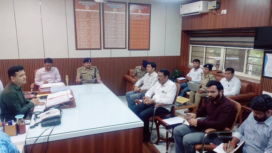 कलेक्टर श्री विश्वकर्मा की अध्यक्षता में जिला सड़क सुरक्षा समिति की बैठक सम्पन्न
––––
––––
सोमवार को कलेक्टर श्री अरूण कुमार विश्वकर्मा की अध्यक्षता में जिला सड़क सुरक्षा समिति की बैठक कलेक्ट्रेट कार्यालय में सम्पन्न हुई। जिसमें कलेक्टर श्री विश्वकर्मा ने जिले में सड़क दुर्घटनाओं को रोकने, नागरिकों को यातायात नियमों के प्रति जागरूक करने संबंधी गतिविधियों की समीक्षा कर विस्तृत दिशा-निदेश दिए। बैठक में कलेक्टर श्री विश्वकर्मा द्वारा गत बैठक के पालन प्रतिवेदन अनुसार संबंधित अधिकारियों से अभी तक की गई कार्यवाही की जानकारी लेते हुए आवश्यक दिशा-निर्देश दिए।
बैठक में कलेक्टर श्री विश्वकर्मा ने जिले में ब्लैक स्पॉट के रूप में चिन्हित किए गए दुर्घटना संभावित स्थलों के बारे में विस्तृत चर्चा करते हुए सड़क दुर्घटनाओं को रोकने सभी आवश्यक कार्य करने के निर्देश संबंधित अधिकारियों को दिए। उन्होंने शैक्षणिक संस्थानों, अस्पतालों सहित अन्य स्थलों के समीप सड़कों पर कैट आई, विभिन्न संकेतक चिन्ह या साइन बोर्ड, रैलिंग लगाने के भी संबंधित अधिकारियों को निर्देश दिए। बैठक में स्कूल, कॉलेज तथा सार्वजनिक स्थलों पर भी यातायात नियमों तथा सड़क सुरक्षा संबंधी जागरूकता गतिविधियां आयोजित किए जाने पर भी चर्चा की गई। साथ ही हिट एण्ड रन मोटरयान दुर्घटना पीड़ित प्रतिकर योजना के प्रकरणों पर चर्चा की गई। बैठक में अपर कलेक्टर श्री मनोज उपाध्याय, अतिरिक्त पुलिस अधीक्षक श्री दीपक नायक, यातायात प्रभारी लता मालवीय सहित संबंधित अधिकारी उपस्थित रहे।
<nis:link nis:type=tag nis:id=raisen nis:value=Raisen nis:enabled=true nis:link/> Jansampark Madhya Pradesh JDjansampark Bhopal Collector Office Raisen