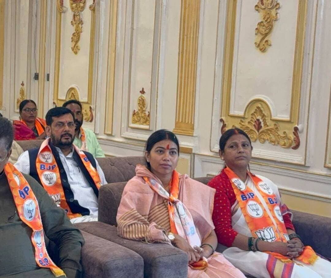 भाजपा की ‘सेवा संकल्प अभियान’ कार्यशाला में आगामी कार्यक्रमों की बनी रूपरेखा
रांची। भारतीय जनता पार्टी, झारखंड प्रदेश द्वारा रांची में आयोजित ‘सेवा संकल्प अभियान’ की प्रदेश स्तरीय कार्यशाला में पार्टी नेताओं एवं कार्यकर्ताओं ने सहभागिता की।
प्रदेश अध्यक्ष आदित्य साहू की अध्यक्षता में आयोजित कार्यशाला में आगामी 17 सितंबर से 17 अक्टूबर तक झारखंड में चलने वाले ‘सेवा संकल्प अभियान’ की तैयारियों और कार्यक्रमों की रूपरेखा पर विस्तृत चर्चा की गई।
यह अभियान प्रधानमंत्री नरेंद्र मोदी के मुख्यमंत्री एवं प्रधानमंत्री के रूप में सार्वजनिक जीवन के प्रेरणादायी 25 वर्ष पूर्ण होने के उपलक्ष्य में आयोजित किया जा रहा है। अभियान के माध्यम से सेवा, सुशासन और जनकल्याण से जुड़े कार्यों को जन-जन तक पहुंचाने का प्रयास किया जाएगा।
📌 PNA NEWS INDIA | हर खबर पर नजर
#PNAnews #PNAIndiaNews #SevaSankalpAbhiyan #सेवा_संकल्प_अभियान #BJPJharkhand #भाजपा_झारखंड #NarendraModi #AdityaSahu #BabulalMarandi #JharkhandNews #RanchiNews #LatestNews
