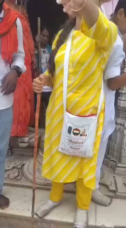 गिरिडीह ब्रेकिंग | पारसनाथ को लेकर फिर सामने आया विरोध, सोशल मीडिया पर वीडियो वायरल
गिरिडीह। पारसनाथ पहाड़, मधुबन और सम्मेद शिखर को लेकर एक बार फिर विवाद चर्चा में है। इसी बीच आदिवासी समुदाय के विरोध का एक वीडियो/रील सोशल मीडिया पर तेजी से वायरल हो रहा है।
वीडियो में बड़ी संख्या में लोग पारसनाथ से जुड़े मुद्दे को लेकर विरोध और अपनी नाराजगी जाहिर करते नजर आ रहे हैं। हालांकि, वायरल वीडियो के संबंध में पूरी जानकारी और इसके पीछे की परिस्थितियों की स्वतंत्र पुष्टि अभी नहीं हो सकी है।
पारसनाथ पहाड़ जैन समाज के लिए महत्वपूर्ण तीर्थस्थल है, वहीं आदिवासी समुदाय भी इसे अपनी धार्मिक और सांस्कृतिक आस्था से जुड़ा हुआ मानता है। इसी को लेकर समय-समय पर दोनों पक्षों के बीच मतभेद सामने आते रहे हैं।
📹 देखिए वायरल वीडियो और बताइए—पारसनाथ को लेकर उठे इस विवाद पर आपकी क्या राय है?
⚠️ वीडियो सोशल मीडिया पर वायरल हो रहा है। वीडियो की स्वतंत्र पुष्टि PNA News India द्वारा नहीं की गई है।
#Giridih #Parasnath #ParasnathHill #Madhuban #SammmedShikhar #MarangBuru #AdivasiSamaj #JainSamaj #GiridihNews #JharkhandNews #BreakingNews #ViralVideo #GiridihBreaking #PNAIndiaNews #ParasnathViralVideo