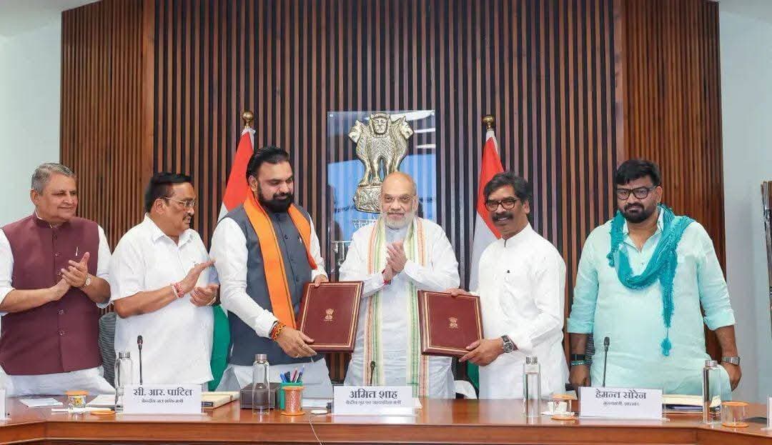 बड़ी खबर | सोन नदी के जल बंटवारे पर झारखंड-बिहार में बनी सहमति
रांची। झारखंड और बिहार के बीच वर्षों से लंबित सोन नदी के जल बंटवारे के मुद्दे पर सहमति बनी है। मुख्यमंत्री हेमंत सोरेन ने इसे झारखंड के लिए महत्वपूर्ण कदम बताया है।
नई दिल्ली में केंद्रीय गृह मंत्री अमित शाह की अध्यक्षता में हुई बैठक में दोनों राज्यों के बीच इस विषय पर सहमति बनी।
मुख्यमंत्री ने कहा कि इस सहमति से झारखंड के जल हितों की रक्षा, सिंचाई व्यवस्था को मजबूत करने और किसानों को लाभ पहुंचाने की उम्मीद है। साथ ही राज्य की भविष्य की जल जरूरतों को ध्यान में रखते हुए भी यह पहल महत्वपूर्ण मानी जा रही है।
💧 वर्षों से लंबित सोन नदी जल बंटवारे के मुद्दे पर सहमति को झारखंड के लिए बड़ी उपलब्धि के रूप में देखा जा रहा है।
📌 आपकी क्या राय है? कमेंट कर बताएं।
#Jharkhand #Bihar #SonRiver #SonNadi #HemantSoren #AmitShah #WaterSharing #JharkhandNews #BiharNews #RanchiNews #PNAnews