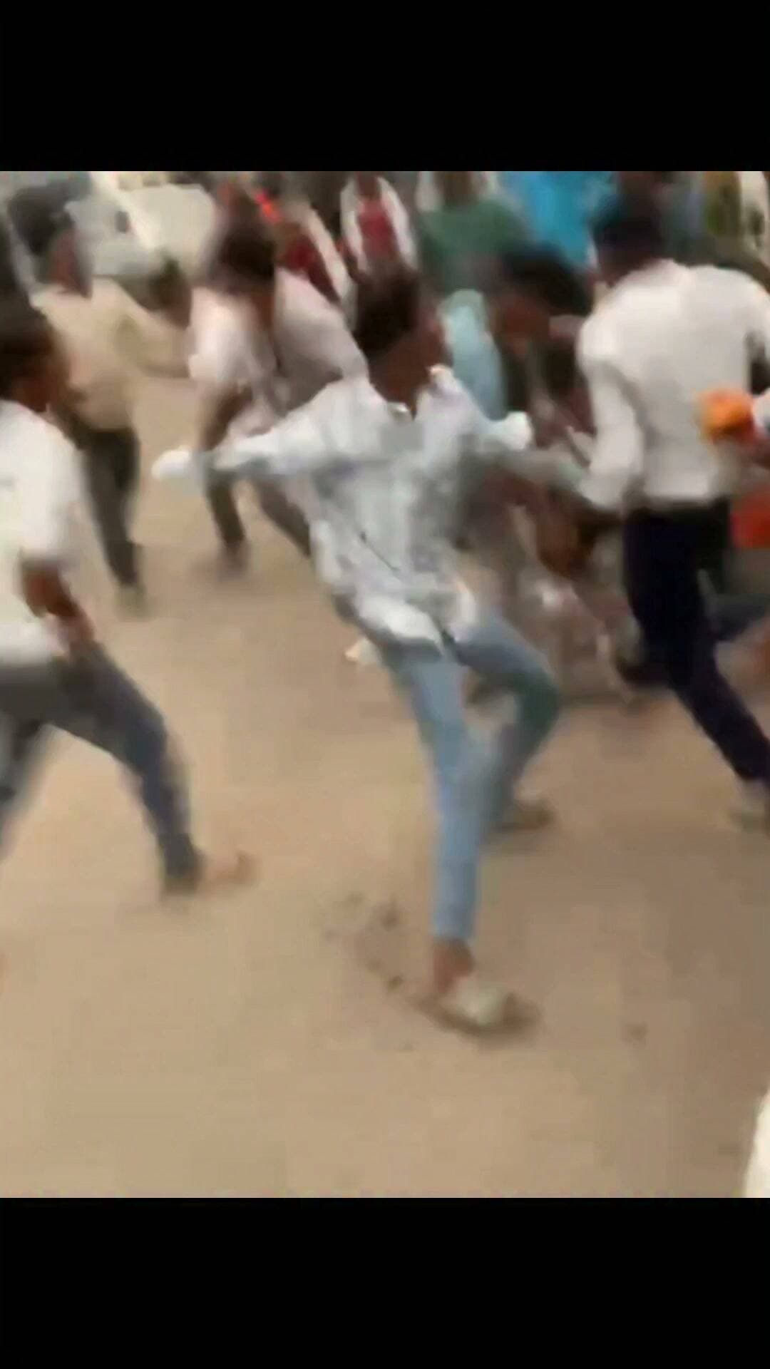 🚨 बैतूल के चिचोली में जय स्तंभ चौक पर बवाल!
सोमवार शाम गोंडू मंडई और हर्रावाड़ी गांव के युवकों के दो गुटों के बीच विवाद हो गया। देखते ही देखते करीब 8 युवकों में बेल्ट और डंडों से मारपीट होने की बात सामने आई है। 😱
घटना के बाद पुलिस ने सीसीटीवी फुटेज खंगालना शुरू कर दिया है और मारपीट में शामिल युवकों की पहचान की जा रही है।
📍 स्थान: जय स्तंभ चौक, चिचोली, बैतूल
⚠️ मारपीट के बाद इलाके में चर्चा का माहौल
#बैतूल #चिचोली #Betul #Chicholi #जयस्तंभचौक #गोंडूमंडई #हर्रावाड़ी #बैतूलन्यूज़ #BetulNews #BreakingNews #LocalNews #MPNews #मध्यप्रदेश #ViralNews #LatestNews #NewsUpdate #ViralVideo #CCTV #मारपीट #betulpolice