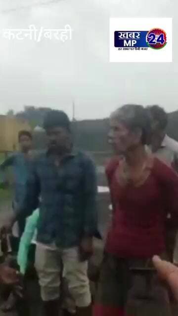 करौंदी कला ददरा टोला के ग्रामीणो ने सड़क की मांग को लेकर लगाया जाम आपसी समझाइस के बाद शांत हुआ मामला
