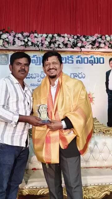 గుత్తి మున్సిపల్ కమిషనర్ జబ్బర్ మియా విరమణ సందర్భంగా వారిని కలిసి శుభాకాంక్షలు తెలిపిన మీ సునీల్.Ksk