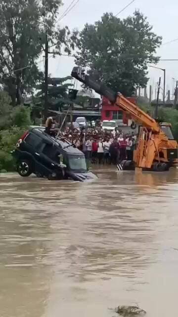 कोरबा के दादर नाले में तेज बहाव में बहकर डूबे स्कॉर्पियो को निकलता हाइड्रा #news #trending #viral