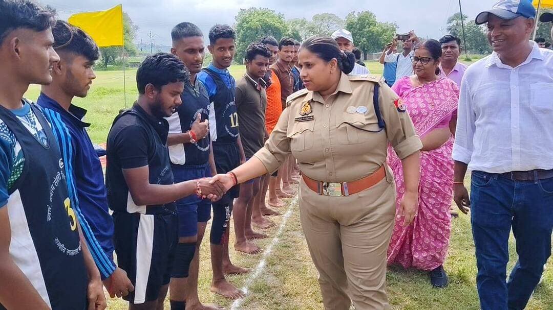 🏅 राष्ट्रीय खेल दिवस पर चुनार में कबड्डी का जोश, एसपी ने खिलाड़ियों का बढ़ाया उत्साह
मीरजापुर, 31 अगस्त। राष्ट्रीय खेल दिवस के अवसर पर राजकीय स्नातकोत्तर महाविद्यालय, चुनार में कबड्डी प्रतियोगिता का आयोजन किया गया। फाइनल मुकाबले में मुख्य अतिथि पुलिस अधीक्षक अपर्णा रजत कौशिक ने खिलाड़ियों से परिचय प्राप्त कर उनका उत्साहवर्धन किया।
एसपी ने खेल भावना, अनुशासन और टीमवर्क के महत्व पर प्रकाश डालते हुए खिलाड़ियों का हौसला बढ़ाया। प्रतियोगिता में उत्कृष्ट प्रदर्शन करने वाले छात्र-छात्राओं को मेडल देकर सम्मानित किया गया।
इस दौरान महाविद्यालय की प्राचार्य माधवी शुक्ला, क्षेत्राधिकारी चुनार गायत्री यादव, शिक्षकगण, पुलिस अधिकारी-कर्मचारी एवं बड़ी संख्या में छात्र-छात्राएं मौजूद रहे। महाविद्यालय प्रबंधन ने एसपी को स्मृति चिह्न भेंट कर सम्मानित किया।
#NationalSportsDay #Kabaddi #Mirzapur #Chunar #TodayMirzapur