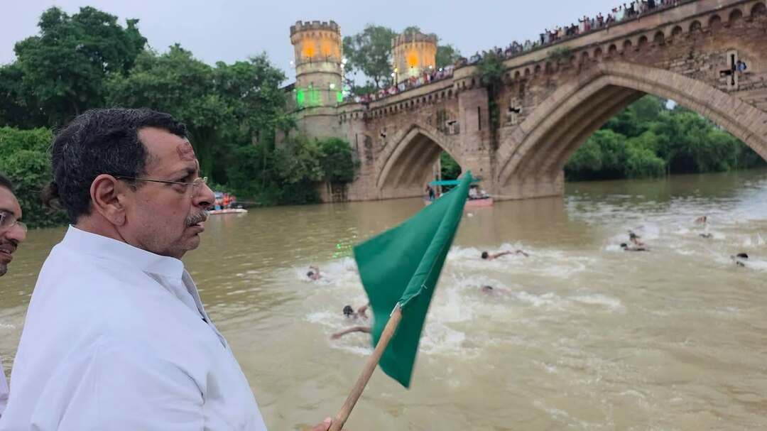 🌊 ओझला में कजरी निषाद मेला-2026 की धूम, नाव दौड़-गोता खोरी और तैराकी प्रतियोगिता का भव्य शुभारंभ
मीरजापुर। ओझला में आयोजित कजरी निषाद मेला-2026 के अवसर पर नाव दौड़, गोता खोरी और तैराकी प्रतियोगिता का भव्य आयोजन किया गया। नगर विधायक रत्नाकर मिश्रा ने बतौर मुख्य अतिथि प्रतियोगिताओं का शुभारंभ किया।
इस दौरान बड़ी संख्या में लोगों की मौजूदगी रही। आयोजन में लोकपरंपरा, निषाद समाज की संस्कृति और पीढ़ियों से चली आ रही जल-क्रीड़ा विरासत की झलक देखने को मिली। प्रतियोगिताओं में प्रतिभागियों ने उत्साह और जोश के साथ हिस्सा लिया।
कार्यक्रम में रामबली निषाद, सभासद अलंकार जायसवाल, सभासद प्रतिनिधि राजकुमार दूबे, पंचम यादव, आदर्श साहनी, नन्हें निषाद, गोवर्धन निषाद, आनंद देवा, प्रणाम मझवार, सप्तमी निषाद और राजेश निषाद सहित समाज के अनेक गणमान्य लोग मौजूद रहे।
#TodayMirzapur #KajriNishadMela2026 #Mirzapur #NaukaDaud #Swimming #LocalCulture