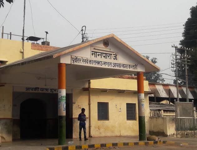 Bahraich:- लो हो गया कल्याण,,
बहराइच से वाराणसी जाने वालो के लिए थी खुशखबरी,,तो वहीं दूसरी तरफ,,?
सवारी गाड़ी का संचालन अगले आदेश तक निलंबित रहेगा।
1 सितंबर से ये ट्रेनें भी नहीं चलेंगी,,एक सितंबर 2026 से चलने वाली गाड़ी संख्या 52261 और 52263 नानपारा-मैलानी सवारी गाड़ी तथा गाड़ी संख्या 52259 बिछिया-मैलानी सवारी गाड़ी भी अगले आदेश तक निरस्त रहेंगी।
*रेलवे ने लिया बड़ा फैसला,,*
रेलवे प्रशासन के मुताबिक, भीराखेरी-पलिया कलां के बीच रेलखंड में पानी के रिसाव की स्थिति को देखते हुए एहतियातन ट्रेनों का संचालन रोका गया है। रेल यात्रियों की सुरक्षा सर्वोच्च प्राथमिकता है। रेलखंड की स्थिति सामान्य होने और आवश्यक सुरक्षा व्यवस्था सुनिश्चित होने के बाद ही ट्रेनों के संचालन पर आगे निर्णय लिया जाएगा।
बहराइच में सोमवार को मैलानी-नानपारा रेलखंड पर भीराखेरी और पलिया कलां स्टेशनों के बीच पानी लीक के कारण 6 सवारी गाड़ियों को अगले आदेश तक रद्द कर दिया गया। यात्रियों की सुरक्षा को देखते हुए यह फैसला लिया गया है। इससे मैलानी, पलिया कलां, नानपारा और बिछिया क्षेत्र के यात्रियों को परेशानी का सामना करना पड़ेगा।
*31 अगस्त से 3 ट्रेनें रहेंगी रद्द*
रेलवे की ओर से जारी सूचना के मुताबिक, 31 अगस्त 2026 से चलने वाली गाड़ी संख्या 52262 और 52264 मैलानी-नानपारा सवारी गाड़ी तथा गाड़ी संख्या 52260 मैलानी-बिछिया सवारी गाड़ी का संचालन अगले आदेश तक निलंबित रहेगा।