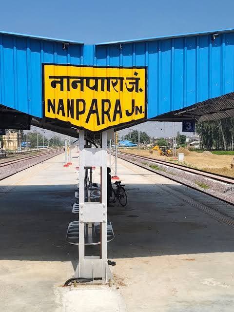 Bahraich:- लो हो गया कल्याण,,
बहराइच से वाराणसी जाने वालो के लिए थी खुशखबरी,,तो वहीं दूसरी तरफ,,?
सवारी गाड़ी का संचालन अगले आदेश तक निलंबित रहेगा।
1 सितंबर से ये ट्रेनें भी नहीं चलेंगी,,एक सितंबर 2026 से चलने वाली गाड़ी संख्या 52261 और 52263 नानपारा-मैलानी सवारी गाड़ी तथा गाड़ी संख्या 52259 बिछिया-मैलानी सवारी गाड़ी भी अगले आदेश तक निरस्त रहेंगी।
*रेलवे ने लिया बड़ा फैसला,,*
रेलवे प्रशासन के मुताबिक, भीराखेरी-पलिया कलां के बीच रेलखंड में पानी के रिसाव की स्थिति को देखते हुए एहतियातन ट्रेनों का संचालन रोका गया है। रेल यात्रियों की सुरक्षा सर्वोच्च प्राथमिकता है। रेलखंड की स्थिति सामान्य होने और आवश्यक सुरक्षा व्यवस्था सुनिश्चित होने के बाद ही ट्रेनों के संचालन पर आगे निर्णय लिया जाएगा।
बहराइच में सोमवार को मैलानी-नानपारा रेलखंड पर भीराखेरी और पलिया कलां स्टेशनों के बीच पानी लीक के कारण 6 सवारी गाड़ियों को अगले आदेश तक रद्द कर दिया गया। यात्रियों की सुरक्षा को देखते हुए यह फैसला लिया गया है। इससे मैलानी, पलिया कलां, नानपारा और बिछिया क्षेत्र के यात्रियों को परेशानी का सामना करना पड़ेगा।
*31 अगस्त से 3 ट्रेनें रहेंगी रद्द*
रेलवे की ओर से जारी सूचना के मुताबिक, 31 अगस्त 2026 से चलने वाली गाड़ी संख्या 52262 और 52264 मैलानी-नानपारा सवारी गाड़ी तथा गाड़ी संख्या 52260 मैलानी-बिछिया सवारी गाड़ी का संचालन अगले आदेश तक निलंबित रहेगा।
1 सितंबर से ये ट्रेनें भी नहीं चलेंगी
इसी तरह 1 सितंबर 2026 से चलने वाली गाड़ी संख्या 52261 और 52263 नानपारा-मैलानी
सवारी गाडी तथा गाड़ी संख्या 52259 भी होगी,,
