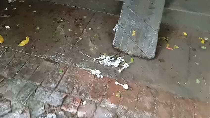 थाने से 200 मीटर दूर BRC में लाखों की चोरी, गश्त पर उठे सवाल
ताला तोड़कर इनवर्टर, लैपटॉप, आधार किट और CCTV DVR ले उड़े चोर
घूरपुर पुलिस की कार्यशैली पर सवाल, थाने के इतने करीब वारदात से सुरक्षा व्यवस्था कटघरे में
✒️ रिपोर्ट सहयोगी सुनील व प्रमोद यादव के साथ राजेश सोनकर प्रयागराज
प्रयागराज। घूरपुर थाना क्षेत्र में पुलिस की रात्रि गश्त और सुरक्षा व्यवस्था पर सवाल खड़े करने वाली एक चोरी की घटना सामने आई है। थाना परिसर से महज करीब 200 मीटर की दूरी पर स्थित ब्लॉक संसाधन केंद्र (BRC) जसरा में चोरों ने शनिवार देर रात धावा बोल दिया। मुख्य गेट और कार्यालय के ताले तोड़कर चोर लाखों रुपये का सरकारी सामान समेट ले गए। सोमवार सुबह कार्यालय खुलने पर घटना की जानकारी हुई तो कर्मचारियों में हड़कंप मच गया।
जानकारी के अनुसार, सेमरा कल्बना गांव स्थित बीआरसी कार्यालय शनिवार को नियमित कार्य समाप्त होने के बाद बंद कर दिया गया था। सोमवार सुबह कर्मचारी पहुंचे तो मुख्य गेट का ताला टूटा मिला। अंदर जाकर देखा गया तो कार्यालय का सामान बिखरा पड़ा था और कई अलमारियों के ताले भी टूटे हुए थे।
सूचना मिलते ही यूपी-112 पुलिस मौके पर पहुंची और घटनास्थल का निरीक्षण किया। प्रारंभिक जांच में दो इनवर्टर-बैटरियां, एक लैपटॉप एवं चार्जर, आधार किट से संबंधित सामग्री, जीपीएस उपकरण, आधार से जुड़े रजिस्टर, प्रिंटर तथा सीसीटीवी कैमरों का डीवीआर चोरी होना पाया गया। चोर सरकारी अभिलेखों को भी अस्त-व्यस्त कर गए।
सबसे बड़ा सवाल यह है कि जिस स्थान पर चोरी हुई, वह घूरपुर थाने से मात्र लगभग 200 मीटर की दूरी पर स्थित है। ऐसे में इतनी बड़ी वारदात का बिना किसी रोक-टोक के होना स्थानीय पुलिस की रात्रि गश्त और निगरानी व्यवस्था पर प्रश्नचिह्न खड़ा करता है। यदि थाना परिसर के इतने निकट स्थित सरकारी कार्यालय भी सुरक्षित नहीं हैं, तो आम नागरिकों की सुरक्षा को लेकर स्वाभाविक रूप से चिंताएं बढ़ती हैं।
बीईओ जसरा अखिलेश वर्मा ने बताया कि घटना की लिखित शिकायत घूरपुर थाने में दी गई है। पुलिस ने मामला दर्ज कर जांच शुरू कर दी है तथा आसपास लगे सीसीटीवी कैमरों की फुटेज खंगाली जा रही है ताकि आरोपियों तक पहुंचा जा सके।
हालांकि यह भी उल्लेखनीय है कि अभी तक चोरी की इस घटना में किसी पुलिस अधिकारी की लापरवाही आधिकारिक रूप से सिद्ध नहीं हुई है। जांच पूरी होने के बाद ही यह स्पष्ट होगा कि सुरक्षा व्यवस्था में कहीं चूक हुई या नहीं। ऐसे मामलों में निष्पक्ष जांच और त्वरित खुलासा पुलिस की जवाबदेही और जनता के विश्वास, दोनों के लिए महत्वपूर्ण है।
🟥 सरकारी कार्यालयों की सुरक्षा केवल पुलिस ही नहीं, बल्कि संबंधित विभागों की भी साझा जिम्मेदारी है। प्रशासन से अपेक्षा है कि घटना का शीघ्र खुलासा कर चोरी गए सरकारी सामान की बरामदगी सुनिश्चित की जाए तथा यदि सुरक्षा व्यवस्था में कोई चूक पाई जाती है तो जिम्मेदार अधिकारियों के विरुद्ध नियमानुसार कार्रवाई की जाए।
जनहित सुझाव
सभी सरकारी कार्यालयों में उच्च गुणवत्ता वाले CCTV कैमरे एवं सुरक्षित DVR बैकअप की व्यवस्था की जाए।
रात्रि गश्त को संवेदनशील क्षेत्रों में और अधिक प्रभावी बनाया जाए।
सरकारी परिसरों में अलार्म सिस्टम एवं सुरक्षा गार्ड की व्यवस्था सुनिश्चित की जाए।
किसी भी संदिग्ध गतिविधि की सूचना तत्काल पुलिस या डायल-112 को दें।
चोरी या सुरक्षा संबंधी घटनाओं की सूचना छिपाने के बजाय तुरंत संबंधित विभाग को दें।
👇👇👇
#NDNEWS #दैनिकनिष्पक्षधारा #Prayagraj #Ghoorpur #BRCJasra #Theft #CrimeNews #UPPolice #PrayagrajPolice #LawAndOrder #BreakingNews
👇👇👇👇
@dgpup
@UPGovt
@RSSorg
@Uppolice
@wpl1090
@RSSgeet
@MIB_India
@PMOIndia
@HMOIndia
@VHPDigital
@CMOUP_RC
@myogioffice
@InfoDeptUP
@CMOfficeUP
@UPPRD1948
@ChiefSecyUP
@MahantYogiG
@ChiefSecyUP
@BajrangDalOrg
@myogiadityanath
@112UttarPradesh
@UPPViralCheck
@UpPolicemitra
@prayagraj_pol
@ADGZonPrayagraj
@DM_PRAYAGRAJ
@CommissionerPrg
@NigamPrayagraj
@Prayagraj_TP
@PROdefprayagraj
🟥 ND NEWS | दैनिक निष्पक्ष धारा
मुख्य संपादक / संस्थापक: राजन सिंह हाड़ा
सह-संपादक: शालिनी सिंह भदौरिया
✒️ रिपोर्ट सहयोगी सुनील व प्रमोद यादव के साथ राजेश सोनकर प्रयागराज
📍 कार्यालय-3: U158, हीरा स्वीट्स के पास, विकास मार्ग, लक्ष्मी नगर, पूर्वी दिल्ली – 110092 (NCR)
📍 कार्यालय-2: विधानसभा रोड, बर्लिंगटन चौराहा, लखनऊ – 226001 (UP)
📍 कार्यालय-1: 1/1 अटल बिहारी चौराहा, नियर बर्मा चौराहा, फतेहपुर – 212601 (UP)
📅 दिनांक: 31 अगस्त 2026
📆 दिन: सोमवार
📧 Email: ndnewschannel@gmail.com
📞 मोबाइल: 096961 19696