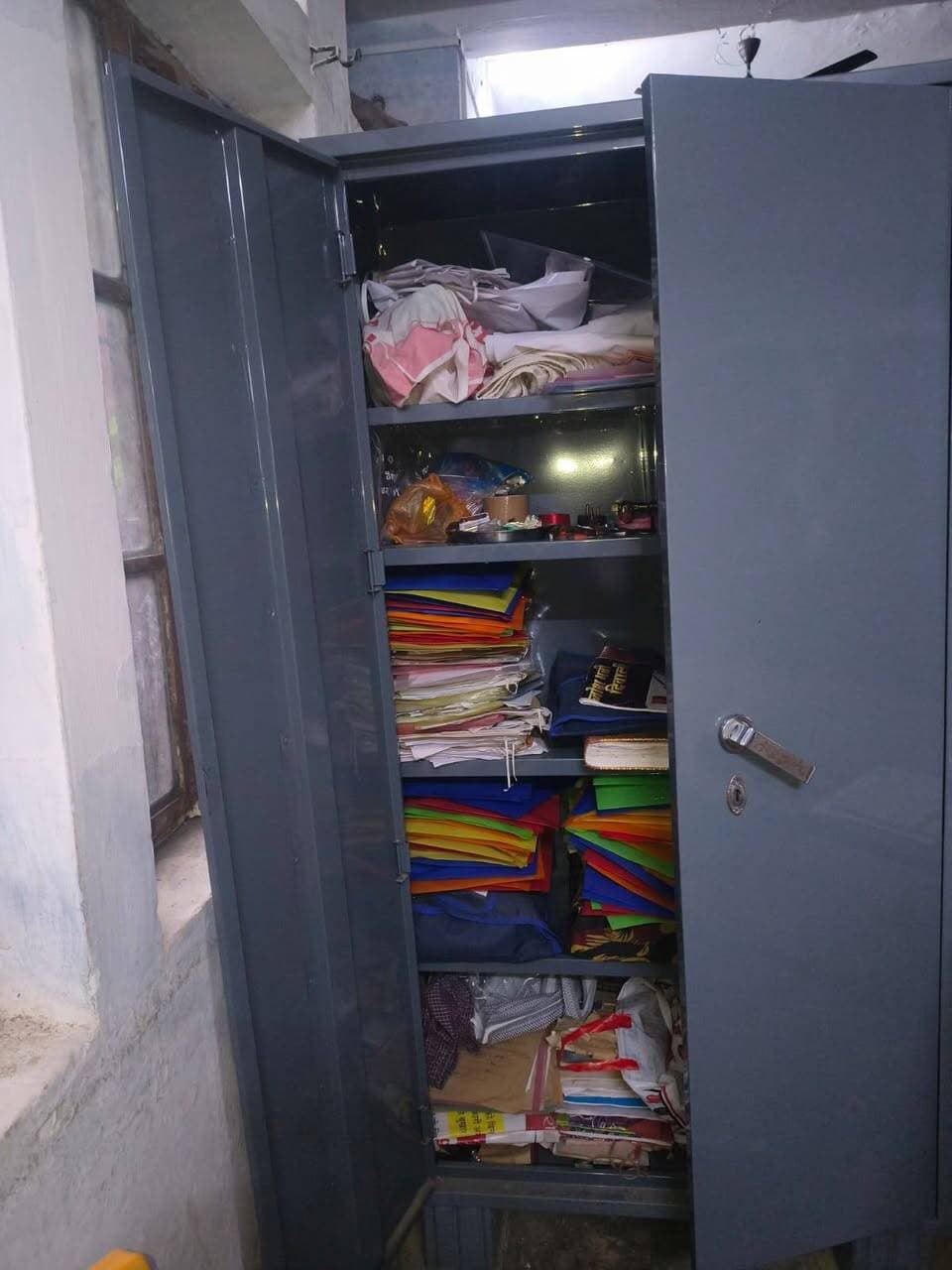 थाने से 200 मीटर दूर BRC में लाखों की चोरी, गश्त पर उठे सवाल
ताला तोड़कर इनवर्टर, लैपटॉप, आधार किट और CCTV DVR ले उड़े चोर
घूरपुर पुलिस की कार्यशैली पर सवाल, थाने के इतने करीब वारदात से सुरक्षा व्यवस्था कटघरे में
✒️ रिपोर्ट सहयोगी सुनील व प्रमोद यादव के साथ राजेश सोनकर प्रयागराज
प्रयागराज। घूरपुर थाना क्षेत्र में पुलिस की रात्रि गश्त और सुरक्षा व्यवस्था पर सवाल खड़े करने वाली एक चोरी की घटना सामने आई है। थाना परिसर से महज करीब 200 मीटर की दूरी पर स्थित ब्लॉक संसाधन केंद्र (BRC) जसरा में चोरों ने शनिवार देर रात धावा बोल दिया। मुख्य गेट और कार्यालय के ताले तोड़कर चोर लाखों रुपये का सरकारी सामान समेट ले गए। सोमवार सुबह कार्यालय खुलने पर घटना की जानकारी हुई तो कर्मचारियों में हड़कंप मच गया।
जानकारी के अनुसार, सेमरा कल्बना गांव स्थित बीआरसी कार्यालय शनिवार को नियमित कार्य समाप्त होने के बाद बंद कर दिया गया था। सोमवार सुबह कर्मचारी पहुंचे तो मुख्य गेट का ताला टूटा मिला। अंदर जाकर देखा गया तो कार्यालय का सामान बिखरा पड़ा था और कई अलमारियों के ताले भी टूटे हुए थे।
सूचना मिलते ही यूपी-112 पुलिस मौके पर पहुंची और घटनास्थल का निरीक्षण किया। प्रारंभिक जांच में दो इनवर्टर-बैटरियां, एक लैपटॉप एवं चार्जर, आधार किट से संबंधित सामग्री, जीपीएस उपकरण, आधार से जुड़े रजिस्टर, प्रिंटर तथा सीसीटीवी कैमरों का डीवीआर चोरी होना पाया गया। चोर सरकारी अभिलेखों को भी अस्त-व्यस्त कर गए।
सबसे बड़ा सवाल यह है कि जिस स्थान पर चोरी हुई, वह घूरपुर थाने से मात्र लगभग 200 मीटर की दूरी पर स्थित है। ऐसे में इतनी बड़ी वारदात का बिना किसी रोक-टोक के होना स्थानीय पुलिस की रात्रि गश्त और निगरानी व्यवस्था पर प्रश्नचिह्न खड़ा करता है। यदि थाना परिसर के इतने निकट स्थित सरकारी कार्यालय भी सुरक्षित नहीं हैं, तो आम नागरिकों की सुरक्षा को लेकर स्वाभाविक रूप से चिंताएं बढ़ती हैं।
बीईओ जसरा अखिलेश वर्मा ने बताया कि घटना की लिखित शिकायत घूरपुर थाने में दी गई है। पुलिस ने मामला दर्ज कर जांच शुरू कर दी है तथा आसपास लगे सीसीटीवी कैमरों की फुटेज खंगाली जा रही है ताकि आरोपियों तक पहुंचा जा सके।
हालांकि यह भी उल्लेखनीय है कि अभी तक चोरी की इस घटना में किसी पुलिस अधिकारी की लापरवाही आधिकारिक रूप से सिद्ध नहीं हुई है। जांच पूरी होने के बाद ही यह स्पष्ट होगा कि सुरक्षा व्यवस्था में कहीं चूक हुई या नहीं। ऐसे मामलों में निष्पक्ष जांच और त्वरित खुलासा पुलिस की जवाबदेही और जनता के विश्वास, दोनों के लिए महत्वपूर्ण है।
🟥 सरकारी कार्यालयों की सुरक्षा केवल पुलिस ही नहीं, बल्कि संबंधित विभागों की भी साझा जिम्मेदारी है। प्रशासन से अपेक्षा है कि घटना का शीघ्र खुलासा कर चोरी गए सरकारी सामान की बरामदगी सुनिश्चित की जाए तथा यदि सुरक्षा व्यवस्था में कोई चूक पाई जाती है तो जिम्मेदार अधिकारियों के विरुद्ध नियमानुसार कार्रवाई की जाए।
जनहित सुझाव
सभी सरकारी कार्यालयों में उच्च गुणवत्ता वाले CCTV कैमरे एवं सुरक्षित DVR बैकअप की व्यवस्था की जाए।
रात्रि गश्त को संवेदनशील क्षेत्रों में और अधिक प्रभावी बनाया जाए।
सरकारी परिसरों में अलार्म सिस्टम एवं सुरक्षा गार्ड की व्यवस्था सुनिश्चित की जाए।
किसी भी संदिग्ध गतिविधि की सूचना तत्काल पुलिस या डायल-112 को दें।
चोरी या सुरक्षा संबंधी घटनाओं की सूचना छिपाने के बजाय तुरंत संबंधित विभाग को दें।
👇👇👇
#NDNEWS #दैनिकनिष्पक्षधारा #Prayagraj #Ghoorpur #BRCJasra #Theft #CrimeNews #UPPolice #PrayagrajPolice #LawAndOrder #BreakingNews
👇👇👇👇
@dgpup
@UPGovt
@RSSorg
@Uppolice
@wpl1090
@RSSgeet
@MIB_India
@PMOIndia
@HMOIndia
@VHPDigital
@CMOUP_RC
@myogioffice
@InfoDeptUP
@CMOfficeUP
@UPPRD1948
@ChiefSecyUP
@MahantYogiG
@ChiefSecyUP
@BajrangDalOrg
@myogiadityanath
@112UttarPradesh
@UPPViralCheck
@UpPolicemitra
@prayagraj_pol
@ADGZonPrayagraj
@DM_PRAYAGRAJ
@CommissionerPrg
@NigamPrayagraj
@Prayagraj_TP
@PROdefprayagraj
🟥 ND NEWS | दैनिक निष्पक्ष धारा
मुख्य संपादक / संस्थापक: राजन सिंह हाड़ा
सह-संपादक: शालिनी सिंह भदौरिया
✒️ रिपोर्ट सहयोगी सुनील व प्रमोद यादव के साथ राजेश सोनकर प्रयागराज
📍 कार्यालय-3: U158, हीरा स्वीट्स के पास, विकास मार्ग, लक्ष्मी नगर, पूर्वी दिल्ली – 110092 (NCR)
📍 कार्यालय-2: विधानसभा रोड, बर्लिंगटन चौराहा, लखनऊ – 226001 (UP)
📍 कार्यालय-1: 1/1 अटल बिहारी चौराहा, नियर बर्मा चौराहा, फतेहपुर – 212601 (UP)
📅 दिनांक: 31 अगस्त 2026
📆 दिन: सोमवार
📧 Email: ndnewschannel@gmail.com
📞 मोबाइल: 9696119696