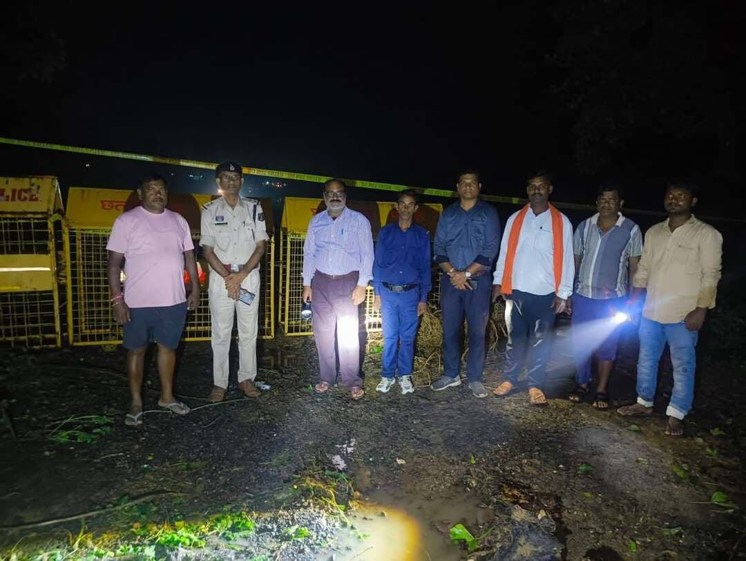 कोटाडोल से कमर्जी मुख्य मार्ग पर कोटाडोल से करीब 300 मीटर की दूरी पर तथा खिरकी बैरियर से लगभग 2 किलोमीटर दूर तरईया नदी पर स्थित पुल वर्षा काल के दौरान 30 अगस्त 2026 को क्षतिग्रस्त हो गया। पुल के क्षतिग्रस्त होने से दुर्घटना की आशंका को देखते हुए प्रशासन ने सुरक्षा की दृष्टि से इस पुल से पैदल आवागमन एवं सभी प्रकार के वाहनों के आवागमन पर अस्थायी रूप से प्रतिबंध लगा दिया है। प्रशासन द्वारा जारी आदेश के अनुसार जनकपुर की ओर से आने वाले पैदल यात्री एवं दोपहिया वाहन ग्राम बरौता से ग्राम नेरूवा होते हुए ग्राम रजरावल और फिर खिरकी वन विभाग बैरियर तक बने वैकल्पिक मार्ग का उपयोग कर सकेंगे। यह मार्ग आंशिक रूप से कच्चा है। इसी प्रकार कमर्जी की ओर से आने वाले पैदल यात्री एवं दोपहिया वाहन खिरकी वन विभाग बैरियर से विपरीत दिशा में बरौता मुख्य मार्ग तक पहुंच सकेंगे। प्रशासन ने स्पष्ट किया है कि परिवर्तित मार्ग का उपयोग केवल पैदल यात्रियों, दोपहिया वाहनों एवं एम्बुलेंस के आवागमन के लिए किया जा सकेगा।
#chhattisgarh #mcbdistrict