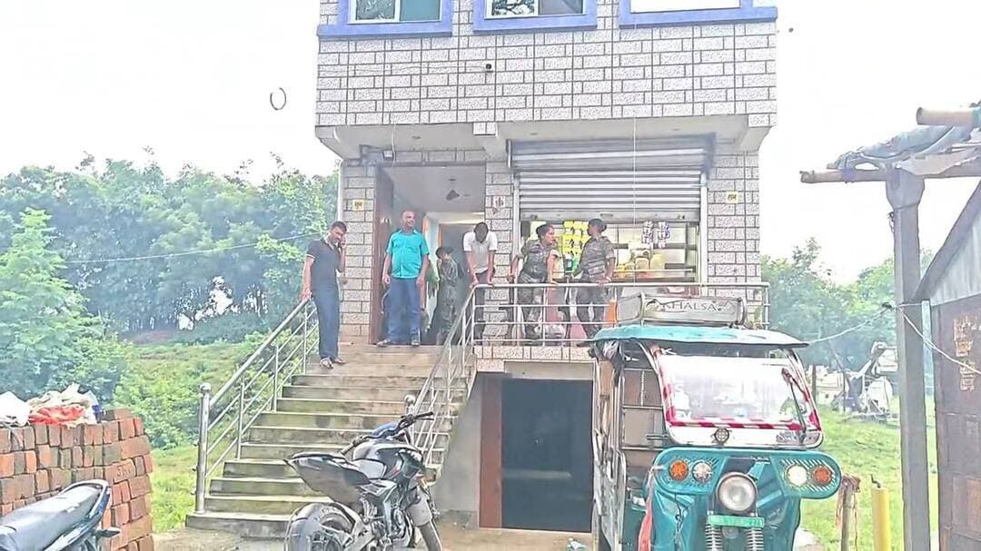 जमुई पुलिस की बड़ी कार्रवाई, इंदपे स्थित कवैया मुसहरी के पास रंजीत साह के मकान से 30 पेटी यानि 7000 बोतल प्रतिबंधित कफ सिरप किया गया बरामद, एक पिकअप, एक टेम्पू और एक स्कॉर्पियो वाहन जब्त, तीन लोग गिरफ्तार। #jamuiPolice #jamuinews #jamuitopnews #crime #CrimeAlert