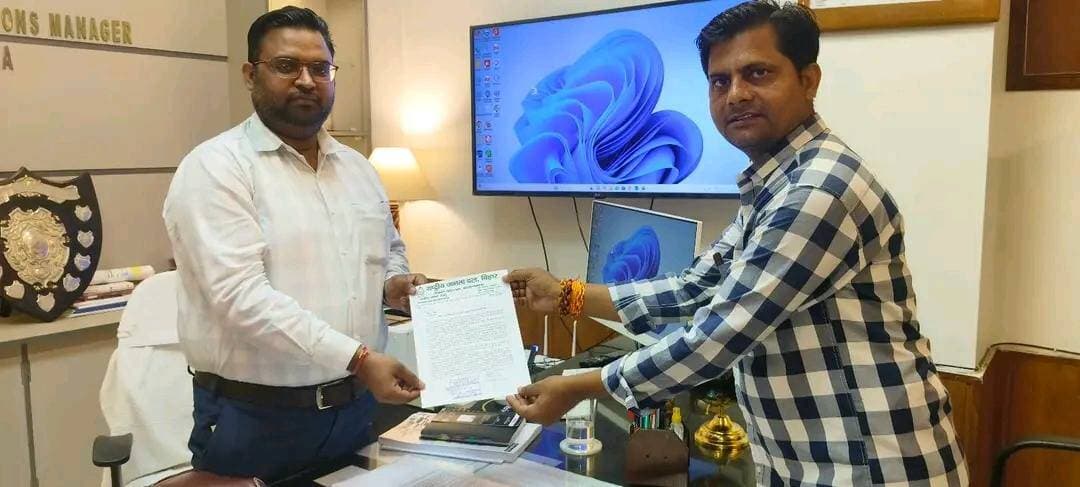 सुपर एक्सप्रेस को जमालपुर से ही चलाने की मांग को लेकर डीआरएम को ज्ञापन सौंपने मालदा मंडल पहुँचे राजद नेता
सुपर एक्सप्रेस ट्रेन का पटना से विस्तार मंजूर नहीं, जमालपुर से ही हो परिचालन: राजेश रमण
राजद नेता ने डीआरएम को सौंपा ज्ञापन, कहा- नई ट्रेन चलानी है तो पटना से चलाएं होगा स्वागत, जमालपुर की ट्रेन न छीनें
जमालपुर-हावड़ा सुपर एक्सप्रेस 13071/13072 को जमालपुर के बजाय पटना से चलाने की योजना के विरोध में राष्ट्रीय जनता दल ने आवाज बुलंद की है। इस संबंध में प्रमंडल प्रभारी सह जिलाध्यक्ष बुद्धिजीवी प्रकोष्ठ राजेश रमण ने पूर्व रेलवे मालदा के मंडल रेल प्रबंधक से उनके मालदा डीआरएम ऑफिस में मुलाकात की, तथा एक ज्ञापन सौंपकर ट्रेन का परिचालन जमालपुर से ही जारी रखने की मांग की है। उन्होंने कहा कि सुपर एक्सप्रेस पिछले 30-40 वर्षों से जमालपुर से हावड़ा के बीच यात्रियों के लिए महत्वपूर्ण ट्रेन बनी हुई है। जमालपुर रेल कारखाना एवं ईरमी से जुड़े हजारों रेलकर्मी, अधिकारी तथा मुंगेर-जमालपुर क्षेत्र के यात्री इस ट्रेन पर निर्भर हैं। ट्रेन जमालपुर से ही यात्रियों से पूरी तरह भरकर हावड़ा जाती है। ऐसे में इसके परिचालन का विस्तार पटना तक करने का औचित्य समझ से परे है। उन्होंने कहा कि जमालपुर रेल कारखाना एशिया के प्रमुख एवं ऐतिहासिक रेल कारखानों में शामिल है। कारखाना का मुख्यालय कोलकाता में होने के कारण रेल अधिकारियों व कर्मचारियों का हावड़ा आना-जाना लगा रहता है। वहीं रेलवे अस्पताल से गंभीर मरीजों को कोलकाता रेफर किए जाने पर भी यह ट्रेन काफी उपयोगी साबित होती है। यदि रेलवे को पटना से हावड़ा के बीच भाया जमालपुर नई ट्रेन चलानी है तो उसका स्वागत किया जाएगा, लेकिन सुपर एक्सप्रेस को जमालपुर से हटाना स्वीकार नहीं होगा। उन्होंने जमालपुर स्टेशन की सुविधाओं एवं स्टेशन रोड सहित कारखाना छह नंबर गेट की सड़क की बदहाली का भी मुद्दा उठाया। उन्होंने रेलवे प्रशासन से मांगों पर गंभीरता से विचार कर सकारात्मक निर्णय लेने की अपील की। साथ ही चेतावनी दी कि मांग नहीं मानी गई तो राजद की ओर से अहिंसात्मक आंदोलन किया जाएगा, जो निर्णायक चरण तक पहुंचेगा। इधर, डीआरएम, एडीआरएम व सीनियर डिवीजनल ऑपरेटिंग मैनेजर ने राजद नेता के ज्ञापन पर अश्वासन देते हुए बात को ऊपर तक पहुंचाने की बात कही।
#MungerNews #पब्लिक