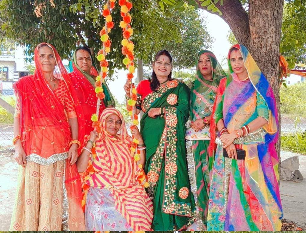 तीज का त्यौहार झूला झूलकर एवं पूजा चंद्र दर्शन के साथ मनाया
भीलवाड़ा (रमेश चंद्र डाड)। विश्व हिंदू परिषद दुर्गा वाहिनी प्रांत सह संयोजीका सीमा पारीक ने बताया अंसल सुशांत सिटी भीलवाड़ा में तीज का त्योहार बड़े हर्ष व उल्लास से मनाया गया इस दिन तीज मुख्य रूप से भगवान शिव और माता पार्वती के पुनर्मिलन और वर्षा ऋतु (सावन-भादों) के स्वागत के लिए मनाया जाता है। पौराणिक कथाओं के अनुसार, माता पार्वती ने भगवान शिव को पति के रूप में पाने के लिए 108 जन्मों तक कठोर तपस्या की थी। 108वीं बार सावन शुक्ल पक्ष की तृतीया को उनका मिलन हुआ था। तब से इस पावन उत्सव को उनके दिव्य मिलन के प्रतीक के रूप में मनाया जाता है। विवाहित महिलाएं अपने पति की लंबी उम्र, अच्छे स्वास्थ्य और सुखी वैवाहिक जीवन के लिए निर्जला (बिना पानी पिए) व्रत रखती हैं। अविवाहित युवतियां भी मनपसंद वर पाने के लिए यह व्रत करती हैं। कार्यक्रम में विश्व हिंदू परिषद दुर्गा वाहिनी प्रांत सह संयोजीका सीमा पारीक, स्नेहलता पारीक, शकुंतला शुक्ला, गीतिका शर्मा, कुसुम राठौड़, बीना पारीक, राधा सोमानी, आस्था पारीक, प्राची सोमानी, हिमांशी आदि महिलाएं उपस्थित रही।