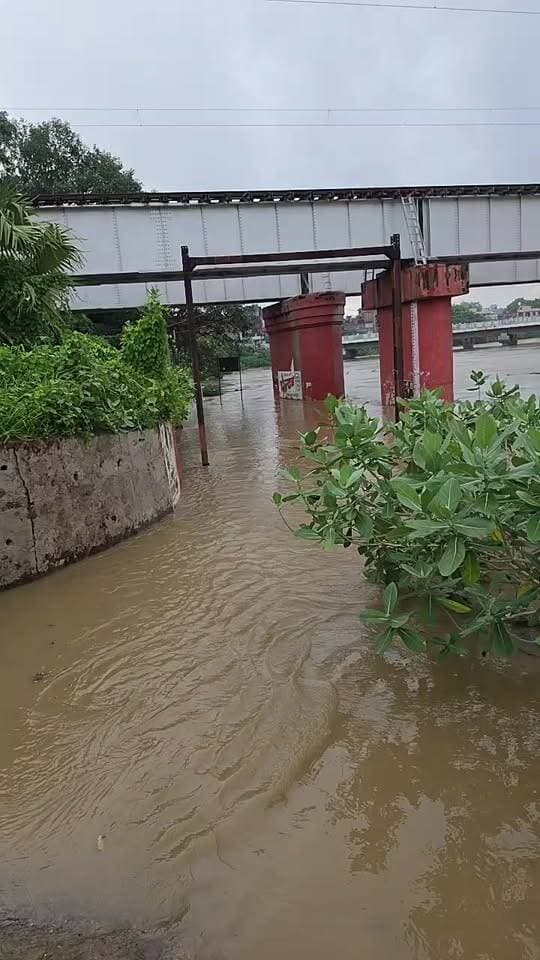 जहानाबाद,पदरधा नदी का बढ़ा जलस्तर, दक्षिणी दौलतपुर मोहल्ले को जोड़ने वाला रास्ता बंद