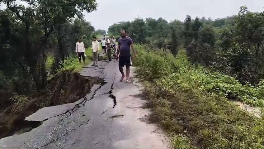मझगवा जनपद में डेंगरहट खोड़री वाला पुल धंस गया, सुबह से हो रही लगातार बारिश से आवागवन ठप्प
#चित्रकूट
