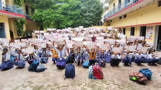 झांसी में मिशन शक्ति का जागरूकता अभियान, छात्राओं को बताए सुरक्षा के अधिकार और हेल्पलाइन नंबर,,मोंठ के अग्रज सरस्वती इंटर कॉलेज में मिशन शक्ति कार्यक्रम, छात्राओं को साइबर अपराध से बचाव की दी जानकारी,,छेड़छाड़ से साइबर बुलिंग तक... छात्राओं को अपराधों से बचने के बताए तरीके, 1090 और 1930 की दी जानकारी,,मिशन शक्ति अभियान के तहत छात्राओं को किया जागरूक, गुड टच-बैड टच और महिला सुरक्षा कानूनों की दी जानकारी,,मोंठ में मिशन शक्ति का आयोजन, छात्राओं से बोले पुलिस अधिकारी- अपराध हो तो बिना संकोच पुलिस को दें सूचना