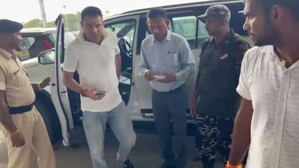 तेज प्रताप का 50 करोड़ के नोटिस पर पलटवार
बिहार में दिल्ली के एक फाइव स्टार होटल कांड को लेकर सियासत गरमा गई है। जनशक्ति जनता दल के अध्यक्ष तेज प्रताप यादव को PHED मंत्री संजय कुमार सिंह ने 50 करोड़ का मानहानि नोटिस भेजा है। नोटिस के बाद पटना एयरपोर्ट पर तेज प्रताप ने बेबाक जवाब दिया और कहा कि वो किसी नोटिस से डरने वाले नहीं हैं।