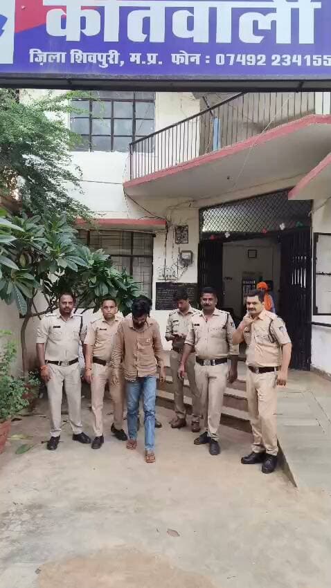 शिवपुरी- थाना कोतवाली पुलिस द्वारा आरोपी पवन रावत को स्मैक का विक्रय करते हुये दबोच कर आरोपी से 15.80 ग्राम स्मैक कीमती 400000रु. व एक मोटर सायकिल कुल कीमती 450000रु. की जप्त की गई एवं आरोपी को न्यायालय पेश किया गया।