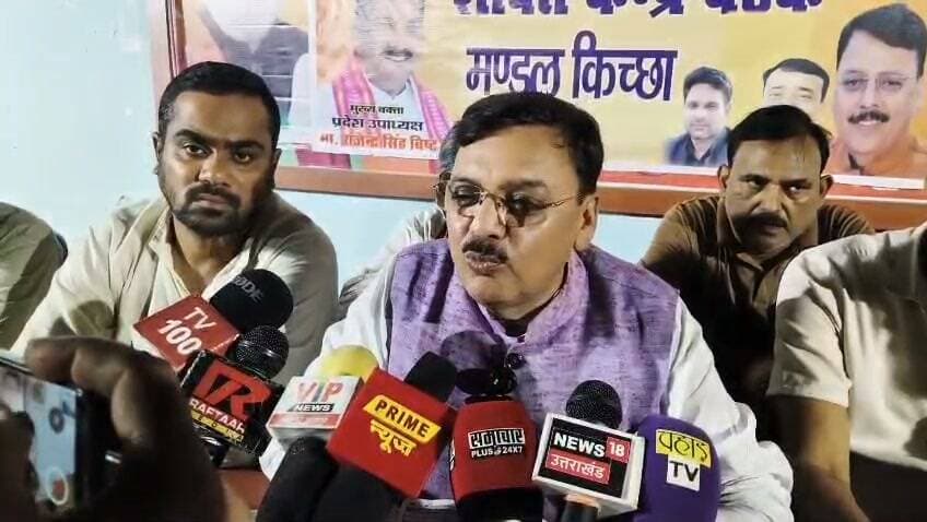 किच्छा। भारतीय जनता पार्टी के प्रदेश प्रवक्ता एवं पूर्व विधायक राजेश शुक्ला ने अपने आवास पर मीडिया को संबोधित करते हुए कांग्रेस नेता राहुल गांधी द्वारा 8 अगस्त की कांग्रेस रैली के संबंध मे हल्द्वानी में आयोजित एक धार्मिक कार्यक्रम को लेकर दिए गए बयान पर सवाल उठाए। उन्होंने कहा कि राहुल गांधी ने बिना किसी ठोस प्रमाण के एक धार्मिक आयोजन को कांग्रेस अध्यक्ष मल्लिकार्जुन खड़गे की जाति से जोड़कर पूरे प्रकरण को जातिगत रंग देने का प्रयास किया है। कहा कि राहुल गांधी आज तक ऐसा कोई ठोस प्रमाण सार्वजनिक नहीं कर पाए हैं, जिससे यह साबित हो कि उक्त कार्यक्रम में हवन-शुद्धिकरण की प्रक्रिया मल्लिकार्जुन खड़गे की जाति के कारण की गई थी। उन्होंने स्पष्ट किया कि यह कार्यक्रम न तो भारतीय जनता पार्टी का था और न ही उत्तराखंड सरकार का। कार्यक्रम का आयोजन एक स्वतंत्र धार्मिक संगठन द्वारा किया गया था।
उन्होंने कहा कि यदि कांग्रेस के पास इस आयोजन में भाजपा अथवा राज्य सरकार की किसी भी प्रकार की संलिप्तता का कोई प्रमाण है तो उसे सार्वजनिक करना चाहिए। केवल राजनीतिक मंच से आरोप लगाने मात्र से कोई बात सत्य साबित नहीं हो जाती। आयोजकों द्वारा भी स्पष्ट किया गया है कि कार्यक्रम को किसी व्यक्ति की जाति से नहीं, बल्कि रामलीला मैदान की धार्मिक एवं सांस्कृतिक गरिमा से जोड़कर देखा गया था।
कहा कि इस पूरे मामले में सबसे महत्वपूर्ण तथ्य यह है कि वाल्मीकि समाज से जुड़े अमित कुमार स्वयं कार्यक्रम में शामिल होने की बात कह रहे हैं और उन्होंने राहुल गांधी के बयान के विरुद्ध शिकायत भी दर्ज कराई है। उन्होंने कहा कि राहुल गांधी के खिलाफ एफआईआर दर्ज हो चुकी है और पुलिस मामले की जांच कर रही है। कहा कि एफआईआर दर्ज होना किसी व्यक्ति को दोषी सिद्ध करने का प्रमाण नहीं, बल्कि लगाए गए आरोपों की कानूनी जांच शुरू होने का आधार है। पुलिस वीडियो फुटेज, प्रेस कॉन्फ्रेंस की पूरी रिकॉर्डिंग, मूल कार्यक्रम की रिकॉर्डिंग तथा संबंधित लोगों के बयान सहित उपलब्ध तथ्यों और साक्ष्यों के आधार पर मामले की सत्यता की जांच कर रही है। उन्होंने कहा कि जांच पूरी होने के बाद ही वास्तविक तथ्य सामने आएंगे।
रुद्रपुर में कथित मौलाना के विवादित बयान पर कांग्रेस अपना रुख स्पष्ट करे: राजेश शुक्ला
मीडिया से बातचीत के दौरान राजेश शुक्ला ने रुद्रपुर में बारावफात जुलूस के दौरान कथित मौलाना द्वारा दिए गए विवादित एवं सांप्रदायिक माहौल बिगाड़ने वाले बयान को लेकर भी कांग्रेस पर सवाल उठाए। उन्होंने कांग्रेस से अपना रुख स्पष्ट करने की मांग करते हुए कहा कि कांग्रेस बताए कि क्या वह प्रदेश और क्षेत्र में सांप्रदायिक सौहार्द बिगाड़ने वाली गतिविधियों के साथ खड़ी है अथवा ऐसे बयानों का विरोध करती है। उन्होंने कहा कि यदि बयान गलत और आपत्तिजनक है तो कांग्रेस के नेताओं को सार्वजनिक रूप से इसकी निंदा करनी चाहिए।
शुक्ला ने कहा कि इस जिले में नेता प्रतिपक्ष, उपनेता सदन सहित कांग्रेस के पांच विधायक हैं, लेकिन अभी तक किसी कांग्रेसी विधायक की ओर से इस मामले पर स्पष्ट बयान सामने नहीं आया है। उन्होंने कहा कि पूरे प्रदेश में भी कांग्रेस के किसी वरिष्ठ नेता द्वारा इस कथित विवादित बयान पर स्पष्ट प्रतिक्रिया नहीं दी गई है। उन्होंने कहा कि पुलिस एवं प्रशासन द्वारा मामले को गंभीरता से लेते हुए कथित मौलाना के खिलाफ सांप्रदायिक माहौल खराब करने की साजिश के आरोप में मुकदमा दर्ज कर कार्रवाई की गई है तथा गिरफ्तारी भी की जा चुकी है। ऐसे में कांग्रेस नेताओं की चुप्पी कई सवाल खड़े करती है।
भाजपा प्रदेश प्रवक्ता ने कहा कि राजनीतिक दलों को किसी भी संवेदनशील धार्मिक अथवा सामाजिक विषय पर राजनीति करने के बजाय तथ्यों के आधार पर अपनी बात रखनी चाहिए। उन्होंने कहा कि भारतीय जनता पार्टी सामाजिक सौहार्द, कानून-व्यवस्था और सभी वर्गों के सम्मान के पक्ष में है तथा किसी भी व्यक्ति द्वारा समाज में वैमनस्य फैलाने वाले बयान का समर्थन नहीं किया जाना चाहिए। उन्होंने कहा कि राजनीतिक मतभेद अपनी जगह हैं, लेकिन धार्मिक और सामाजिक विषयों को बिना प्रमाण जातिगत अथवा सांप्रदायिक रंग देना समाज के लिए उचित नहीं है। ऐसे मामलों में आरोप-प्रत्यारोप के बजाय निष्पक्ष जांच और तथ्यों के आधार पर ही निष्कर्ष निकाला जाना चाहिए।