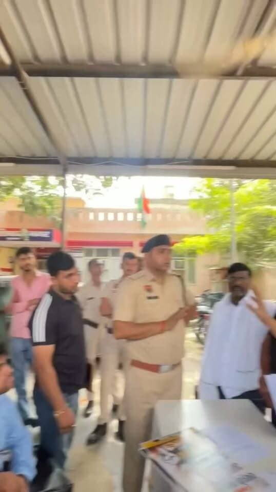 शिवाजी नगर थाने में शिकायत दर्ज कराने पहुंचे कांग्रेस नेता अनिल धानक एंव कांग्रेस कार्यकर्ताओं के साथ बहस, पुलिस का शिकायत लेने से इनकार! खड़गे साहब के अपमान के विरोध में जब अनिल धानक अपने कांग्रेस के कार्यकर्ताओं के साथ शिवाजी नगर थाने में शिकायत (FIR) दर्ज करवाने पहुंचे, तो पुलिस प्रशासन ने शिकायत दर्ज करने से साफ मना कर दिया और बहस करने लगा। आखिर पुलिस प्रशासन किसे बचाने की कोशिश कर रहा है? जनभावनाओं और सम्मान की लड़ाई में यह ढुलमुल रवैया बर्दाश्त नहीं किया जाएगा! ✊🏼🔥 #advrajendrapal #rahulgandhi #priyankagandhivadra #raonarenderinc #deependersinghhooda