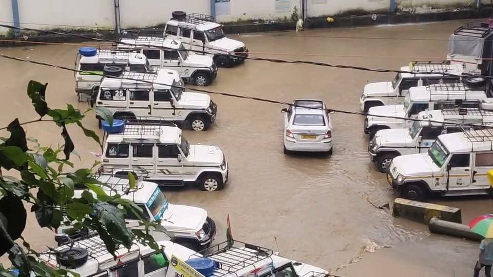 केदारनाथ यात्रा पड़ाव के सोनप्रयाग पार्किंग में जलभराव!! वाहन चालकों को हो रही परेशानियां!!
बारिश में तालाब बनी सोनप्रयाग की बहुमंजिला पार्किंग, तीर्थयात्रियों की बढ़ी दुश्वारी!!
केदारनाथ यात्रा के प्रमुख पड़ाव पर पार्किंग स्थल में जलभराव से वाहन चालक और यात्री परेशान, व्यवस्थाओं पर उठे सवाल,,
रुद्रप्रयाग। केदारनाथ यात्रा के प्रमुख पड़ाव सोनप्रयाग में स्थित बहुमंजिला पार्किंग की व्यवस्थाएं बारिश के दौरान सवालों के घेरे में आ गई हैं। लगातार बारिश के बाद पार्किंग परिसर में जगह-जगह जलभराव होने से पूरा परिसर तालाब में तब्दील हो गया। इससे वाहन चालकों के साथ ही केदारनाथ धाम जाने वाले तीर्थयात्रियों को भी आवाजाही में भारी परेशानियों का सामना करना पड़ा।
पार्किंग स्थल में पानी निकासी की पर्याप्त व्यवस्था नहीं होने से बारिश का पानी परिसर में जमा हो गया। कई स्थानों पर पानी भरने से वाहन निकालने और पार्क करने में चालकों को दिक्कत हुई। वहीं पार्किंग परिसर से गुजरने वाले यात्रियों को भी पानी और कीचड़ के बीच आवाजाही करनी पड़ी।
बारिश ने खोली जल निकासी व्यवस्था की पोल
सोनप्रयाग केदारनाथ यात्रा का प्रमुख पड़ाव होने के कारण यहां प्रतिदिन बड़ी संख्या में तीर्थयात्री और वाहन पहुंचते हैं। ऐसे में बहुमंजिला पार्किंग जैसी महत्वपूर्ण सुविधा में जलभराव की स्थिति यात्रियों के लिए परेशानी का कारण बन रही है। बारिश के दौरान पार्किंग स्थल में पानी जमा होने से वाहन चालकों को अपने वाहनों की सुरक्षा को लेकर भी चिंता बनी रही।
तीर्थयात्रियों का कहना है कि यात्रा सीजन में पार्किंग स्थल पर बेहतर जल निकासी, सफाई और सुरक्षित आवागमन की व्यवस्था होनी चाहिए। बारिश के दौरान जलभराव की समस्या को देखते हुए संबंधित जिम्मेदार विभाग को तत्काल पानी की निकासी की व्यवस्था दुरुस्त करनी चाहिए।
यात्रा व्यवस्था पर भी पड़ सकता है असर
सोनप्रयाग से ही केदारनाथ धाम के लिए यात्रा आगे बढ़ती है। ऐसे में यहां पार्किंग और यात्री सुविधाओं में किसी तरह की अव्यवस्था का सीधा असर यात्रा व्यवस्था पर पड़ सकता है। यात्रियों और वाहन चालकों ने पार्किंग परिसर में स्थायी जल निकासी व्यवस्था करने के साथ ही जलभराव वाले स्थानों का तकनीकी निरीक्षण कराने की मांग की है।
बरसात के दौरान सोनप्रयाग की बहुमंजिला पार्किंग में पैदा हुई यह स्थिति यात्रियों की सुविधा और यात्रा प्रबंधन को लेकर जिम्मेदार विभागों के सामने एक गंभीर सवाल खड़ा कर रही है।