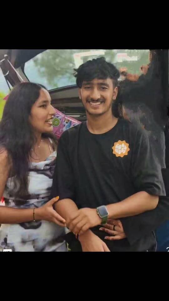 लैब टेक्नीशियन रक्षा और सिंचाई विभाग में कार्यरत ऋषभ की सड़क हादसे में मौत, श्रीनगर में मातम!!
भक्तियाना निवासी सेमवाल परिवार के भाई-बहन की एक साथ मौत से परिवार पर टूटा दुखों का पहाड़!!
कीर्तिनगर स्थित अस्पताल में लैब टेक्नीशियन के पद पर कार्यरत रक्षा सेमवाल और सिंचाई विभाग में अवर अभियंता (जेई) के साथ अस्थायी तौर पर कार्य करने वाले उनके भाई ऋषभ सेमवाल की सोमवार को सड़क हादसे में मौत हो गई। दोनों भाई-बहन ऋषिकेश के निकट मालाकुंठी क्षेत्र में हुए भीषण सड़क हादसे का शिकार हुए। दोनों की मौत की खबर मिलते ही श्रीनगर के भक्तियाना क्षेत्र में शोक की लहर दौड़ गई।
जानकारी के अनुसार, बदरीनाथ हाईवे पर मालाकुंठी के समीप कार और डंपर की आमने-सामने जोरदार टक्कर हो गई। टक्कर इतनी भीषण थी कि कार डंपर के नीचे जा घुसी। हादसे में कार सवार भाई-बहन की मौके पर ही मौत हो गई, जबकि दो अन्य लोग घायल हो गए। घायलों को उपचार के लिए एम्स ऋषिकेश में भर्ती कराया गया है।
हादसे की सूचना मिलते ही पुलिस और एसडीआरएफ की टीम मौके पर पहुंची और राहत एवं बचाव अभियान चलाया। क्षतिग्रस्त कार में फंसे लोगों को कड़ी मशक्कत के बाद बाहर निकाला गया।
मृतकों के पिता राकेश सेमवाल सिंचाई विभाग में प्रशासनिक अधिकारी बताए जा रहे हैं। एक ही परिवार के दो बच्चों की सड़क हादसे में असमय मौत से परिजन सदमे में हैं। भक्तियाना और श्रीनगर में शोक का माहौल है तथा परिवार को सांत्वना देने के लिए बड़ी संख्या में लोग उनके आवास पर पहुंच रहे हैं।
क्षेत्रवासियों ने भाई-बहन की असमय मौत पर गहरा दुख व्यक्त करते हुए उन्हें श्रद्धांजलि दी और शोकाकुल परिवार के प्रति संवेदना जताई। लोगों ने ईश्वर से दिवंगत आत्माओं को श्रीचरणों में स्थान देने तथा परिजनों को इस अपार दुख को सहन करने की शक्ति प्रदान करने की प्रार्थना की।