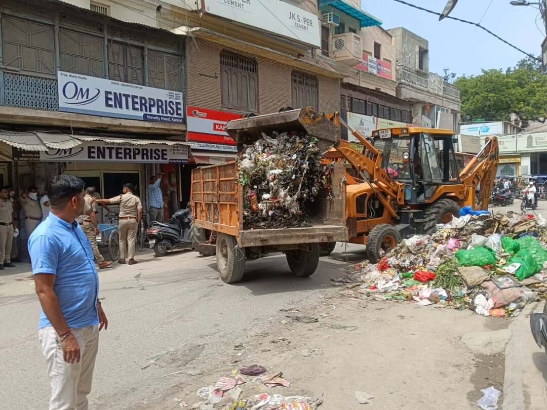 नगर निगम करनाल का सफाई अभियान जारी, विभिन्न प्रमुख स्थानों से करीब 330 मीट्रिक टन कचरा उठाया- सलोनी शर्मा, निगमायुक्त।
डोर-टू-डोर कचरा संग्रहण कार्य नियमित जारी, कचरा संवेदनशील बिन्दुओं को किया जा रहा खत्म।
शहरवासियों व व्यापारिक संगठनों से कचरा इधर-उधर न डालने और न जलाने की अपील।
करनाल 31 अगस्त, नगर निगम करनाल द्वारा शहर की सफाई व्यवस्था को बेहतर एवं व्यवस्थित बनाए रखने के लिए नियमित रूप से विशेष सफाई अभियान चलाया जा रहा है। इसी कड़ी में सोमवार को नगर निगम की सफाई शाखा की टीमों द्वारा शहर की विभिन्न मुख्य लोकेशन्स एवं कचरा संवेदनशील बिन्दुओं से करीब 330 मीट्रिक टन कचरा उठाकर निर्धारित स्थान पर भेजा गया। नगर निगम की टीमें शहर के अलग-अलग क्षेत्रों में लगातार सफाई कार्य में जुटी हुई हैं, ताकि सडक़ों, बाजारों और सार्वजनिक स्थानों पर स्वच्छ एवं बेहतर वातावरण सुनिश्चित किया जा सके।
नगर निगम आयुक्त सलोनी शर्मा ने बताया कि सफाई व्यवस्था को दुरूस्त रखने के लिए निगम प्रशासन द्वारा उपलब्ध संसाधनों का प्रभावी ढंग से उपयोग किया जा रहा है। शहर में डोर-टू-डोर कचरा एकत्रीकरण का कार्य भी नियमित रूप से जारी है। इसके साथ-साथ जहां भी कचरा जमा होने की सूचना मिल रही है, वहां प्राथमिकता के आधार पर सफाई करवाकर कचरा उठाया जा रहा है।
14 प्रमुख स्थानों पर चलाया गया सफाई अभियान।
उन्होंने बताया कि सोमवार को सफाई अभियान के तहत नावल्टी रोड, दयालपुरा गेट, कर्णताल पार्क के मुख्य गेट के सामने, कर्णताल पार्क के बाहर स्थित लाइब्रेरी के सामने, कर्णताल पार्क की पश्चिम दिशा में स्थित अनाथ आश्रम के सामने, काली माता मंदिर-लकड़ मंडी के पास दो स्थानों, सदर बाजार में पीली कोठी-मछली मार्केट के पास, लिबर्टी सेल के साथ वाले प्वाइंट, प्रेम प्लाजा होटल के सामने, वाणी एवं श्रवण निशक्त जन स्कूल के सामने, सैशन मार्ग पर तीन स्थानों, रघुनाथ मंदिर के पास तीन स्थानों, रमेश नगर के दो स्थानों तथा भगवाडय़िा गैस एजेंसी के पास दो स्थानों से कचरा उठाया गया। इन सभी स्थानों से करीब 150 मीट्रिक टन कचरा उठाया गया है।
नगर निगम द्वारा इन स्थानों पर सफाई करवाने के साथ-साथ कचरा संवेदनशील बिन्दुओं को लगातार खत्म करने का प्रयास किया जा रहा है, ताकि इन स्थानों पर बार-बार कचरा जमा न हो और शहर की स्वच्छता व्यवस्था स्थायी रूप से बेहतर बनाई जा सके।
डोर-टू-डोर कचरा संग्रहण में सहयोग करें नागरिक।
निगमायुक्त ने शहरवासियों से अपील करते हुए कहा कि नगर निगम के कूड़ा एकत्रीकरण वाहनों में ही अपने घरों एवं प्र