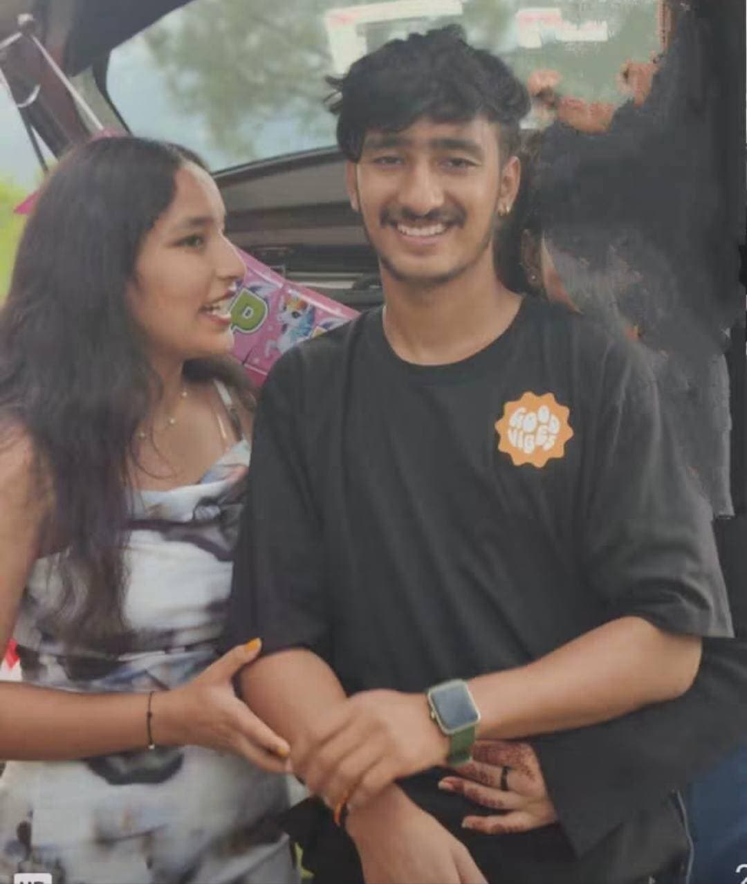 **सड़क हादसे में गई भाई बहन की जान, परिवार पर टूटा दुखों का पहाड़
श्रीनगर गढ़वाल। कीर्तिनगर स्थित अस्पताल में लैब टेक्नीशियन के पद पर कार्यरत रक्षा सेमवाल और सिंचाई विभाग में अवर अभियंता (जेई) के साथ अस्थायी तौर पर कार्य करने वाले उनके भाई ऋषभ सेमवाल की सोमवार को सड़क हादसे में मौ*त हो गई।
दोनों भाई-बहन ऋषिकेश के निकट मालाकुंठी क्षेत्र में हुए भीषण सड़क हादसे का शिकार हुए। दोनों की मौ*त की खबर मिलते ही श्रीनगर के भक्तियाना क्षेत्र में शोक की लहर दौड़ गई।
जानकारी के अनुसार, बदरीनाथ हाईवे पर मालाकुंठी के समीप कार और डंपर की आमने-सामने जोरदार टक्कर हो गई। टक्कर इतनी भीषण थी कि कार डंपर के नीचे जा घुसी। हादसे में कार सवार भाई-बहन की मौके पर ही मौ*त हो गई, जबकि दो अन्य लोग घायल हो गए। घायलों को उपचार के लिए एम्स ऋषिकेश में भर्ती कराया गया है।
हादसे की सूचना मिलते ही पुलिस और एसडीआरएफ की टीम मौके पर पहुंची और राहत एवं बचाव अभियान चलाया। क्षतिग्रस्त कार में फंसे लोगों को कड़ी मशक्कत के बाद बाहर निकाला गया।
मृत*कों के पिता राकेश सेमवाल सिंचाई विभाग में प्रशासनिक अधिकारी बताए जा रहे हैं। एक ही परिवार के दो बच्चों की सड़क हादसे में असमय मौ*त से परिजन सदमे में हैं। भक्तियाना और श्रीनगर में शोक का माहौल है तथा परिवार को सांत्वना देने के लिए बड़ी संख्या में लोग उनके आवास पर पहुंच रहे हैं।
क्षेत्रवासियों ने भाई-बहन की असमय मौत पर गहरा दुख व्यक्त करते हुए उन्हें श्रद्धांजलि दी और शोकाकुल परिवार के प्रति संवेदना जताई। लोगों ने ईश्वर से दिवंगत आत्माओं को श्रीचरणों में स्थान देने तथा परिजनों को इस अपार दुख को सहन करने की शक्ति प्रदान करने की प्रार्थना की।