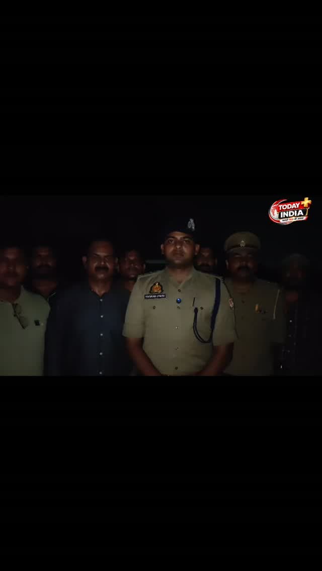 पटाखा फैक्ट्री विस्फोट: मुख्य आरोपी आदिल का पिता नौशाद मुठभेड़ में घायल
तेरह मिल के पास एसओजी व चरवा पुलिस की कार्रवाई, पैर में लगी गोली; तमंचा-कारतूस बरामद
कौशांबी। मनौरी में हुए पटाखा फैक्ट्री विस्फोट के मामले में पुलिस का एक्शन लगातार जारी है। मंगलवार भोर थाना चरवा क्षेत्र के तेरह मिल के पास एसओजी और चरवा थाना पुलिस की मुख्य आरोपी के पिता नौशाद अली से मुठभेड़ हो गई। पुलिस की जवाबी कार्रवाई में नौशाद के पैर में गोली लगी। घायल होने के बाद पुलिस ने उसे गिरफ्तार कर लिया और उपचार के लिए अस्पताल भेजा।
एसओजी टीम प्रभारी सुनील कुमार सिंह के नेतृत्व में हुई कार्रवाई में चरवा पुलिस को सफलता मिली। पुलिस ने घायल नौशाद के कब्जे से तमंचा और कारतूस बरामद किए हैं। नौशाद अली को पटाखा फैक्ट्री मामले के मुख्य आरोपी मोहम्मद आदिल का पिता बताया जा रहा है। पुलिस अब उससे विस्फोट की घटना और पटाखा फैक्ट्री के संचालन से जुड़े मामलों में पूछताछ कर रही है।
व�