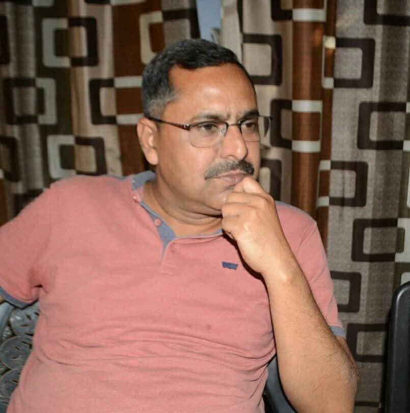 <nis:link nis:type=tag nis:id=अत्यंत_दुःखद_समाचार nis:value=अत्यंत_दुःखद_समाचार nis:enabled=true nis:link/> 🕯️
पत्रकारिता जगत ने आज अपना एक अनुभवी और सम्मानित चेहरा खो दिया।
वरिष्ठ पत्रकार एवं हिंदुस्तान समाचार पत्र के पूर्व ब्यूरो चीफ, आदरणीय बड़े भाई श्री राकेश सिंह जी, निवासी मेवालाल तालाब, बलरामपुर नगर के निधन की खबर ने मन को गहरे दुःख और पीड़ा से भर दिया है।
राकेश सिंह जी का जाना केवल उनके परिवार के लिए ही नहीं, बल्कि पूरे पत्रकारिता जगत के लिए एक अपूरणीय क्षति है। वर्षों तक उन्होंने अपनी लेखनी, अनुभव और निर्भीक पत्रकारिता के माध्यम से समाज की आवाज को मजबूती देने का कार्य किया। पत्रकारिता के क्षेत्र में उनका योगदान और उनकी पहचान सदैव स्मरणीय रहेगी।
बड़े भाई के रूप में मिला उनका स्नेह, अपनापन और मार्गदर्शन हमेशा याद रहेगा। कुछ रिश्ते खून के नहीं होते, लेकिन उनका अपनापन उन्हें परिवार से भी बढ़कर बना देता है। राकेश सिंह जी भी ऐसे ही व्यक्तित्व थे, जिनकी कमी हमेशा महसूस होती रहेगी।
आज उनके निधन की खबर सुनकर मन यह स्वीकार करने को तैयार नहीं है कि जिस बड़े भाई का स्नेह और मार्गदर्शन मिलता रहा, वह अब हमारे बीच नहीं रहे। उनकी यादें, उनका व्यक्तित्व और उनके साथ बिताए पल हमेशा हृदय में जीवित रहेंगे।
ईश्वर दिवंगत पुण्यात्मा को अपने श्रीचरणों में स्थान प्रदान करें और शोकाकुल परिवार को इस असहनीय दुःख को सहन करने की शक्ति दें।
बड़े भाई श्री राकेश सिंह जी को अश्रुपूर्ण एवं विनम्र श्रद्धांजलि। 🙏
ॐ शांति। 🕉️
<nis:link nis:type=tag nis:id=विनम्र_श्रद्धांजलि nis:value=विनम्र_श्रद्धांजलि nis:enabled=true nis:link/>
<nis:link nis:type=tag nis:id=अश्रुपूर्ण_श्रद्धांजलि nis:value=अश्रुपूर्ण_श्रद्धांजलि nis:enabled=true nis:link/>
<nis:link nis:type=tag nis:id=ॐ_शांति nis:value=ॐ_शांति nis:enabled=true nis:link/>
<nis:link nis:type=tag nis:id=राकेश_सिंह_जी nis:value=राकेश_सिंह_जी nis:enabled=true nis:link/>