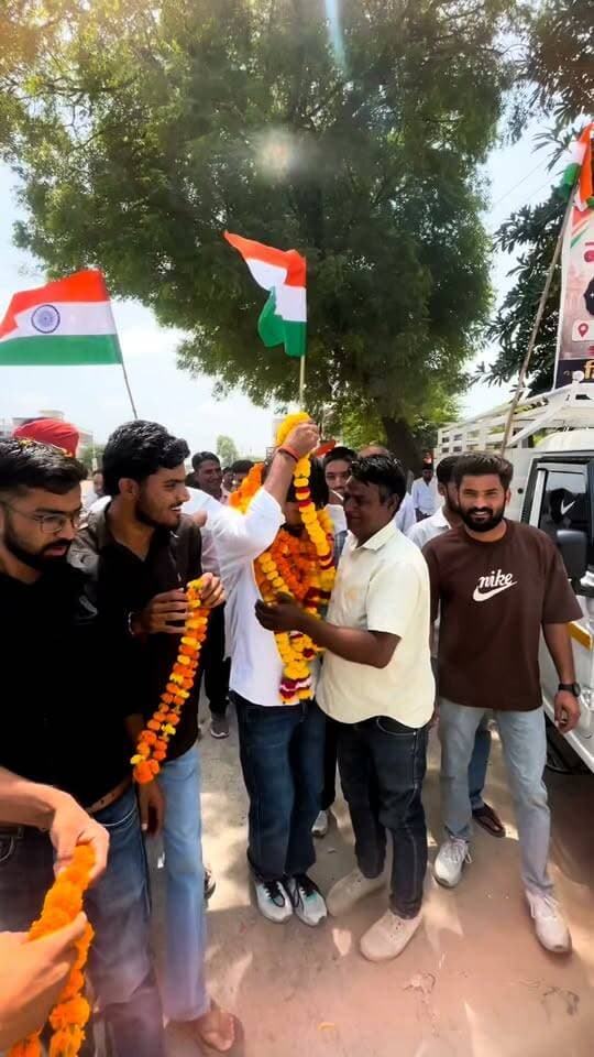 🗳️ नवलगढ़ नगर पालिका — वार्ड नं. 4 🗳️
❤️ हिमेश कटारिया ❤️
आज हिमेश कटारिया ने वार्ड नं. 4 से निर्दलीय प्रत्याशी के रूप में अपना नामांकन दाखिल किया।
इस अवसर पर क्षेत्र के बड़े-बुजुर्गों का आशीर्वाद, साथियों का सहयोग और शुभचिंतकों का प्यार मिला। 🙏
🌹 बड़े-बुजुर्गों का आशीर्वाद ही हमारी सबसे बड़ी ताकत है।
🤝 सेवा • समर्पण • विकास
वार्ड 4 की आवाज़ — हिमेश कटारिया ❤️
