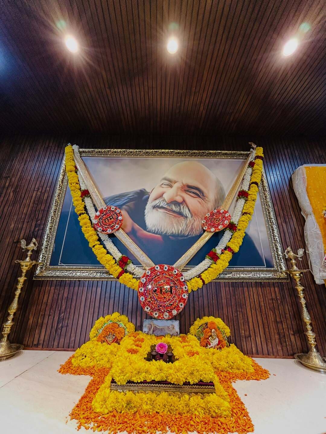 🌼चरण पादुका सेवा🌼
#नीमकरौरीधामइंदौर
#ram #hanuman #neemkarolibaba #hanumanansh