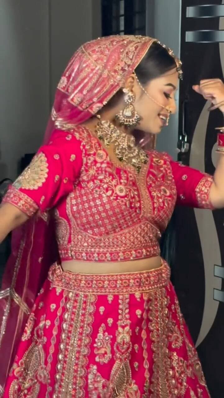 ✨ From Beautiful to Absolutely Bridal 👰🏻♀️✨
Ready for the bride transformation? 💄❤️
Soft glam, flawless base aur perfect bridal glow ke saath ek खूबसूरत bridal look!
Bridal makeup bookings & collaborations open 💌
DM for appointments ✨