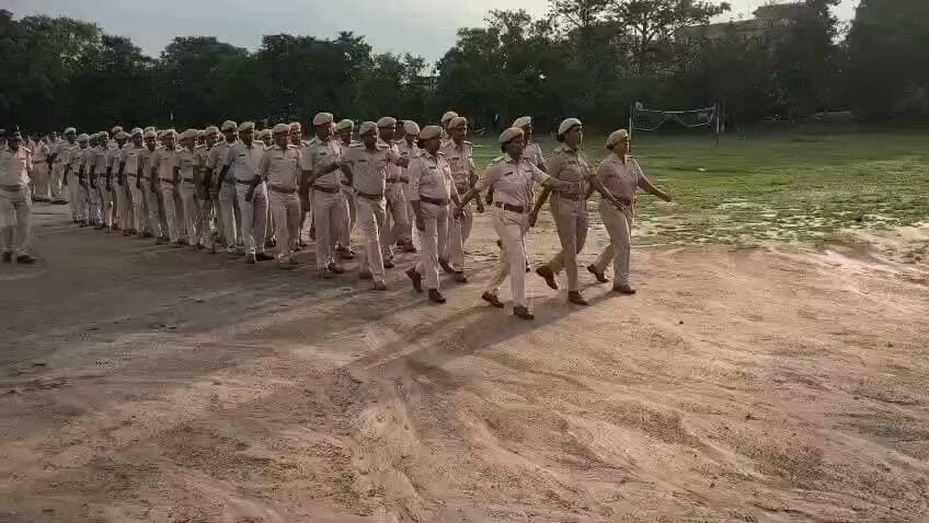 पुलिस केंद्र में नियमित परेड का निरीक्षण, जवानों की दक्षता व अनुशासन का लिया जायजा
जहानाबाद:
मंगलवार को पुलिस अधीक्षक कोटा किरण कुमार के निर्देशानुसार पुलिस केंद्र, जहानाबाद में नियमित परेड का आयोजन किया गया। पुलिस उपाधीक्षक (रक्षित) ने परेड का निरीक्षण कर जवानों एवं पदाधिकारियों की शारीरिक दक्षता, अनुशासन, टर्नआउट एवं ड्रिल का जायजा लिया।
निरीक्षण के दौरान जवानों की वर्दी, अनुशासन एवं परेड से संबंधित विभिन्न गतिविधियों का आकलन किया गया। इसके बाद पुलिस बल को कर्तव्य के प्रति निष्ठा बनाए रखने, व्यावसायिक दक्षता में निरंतर सुधार करने तथा उच्च स्तर का अनुशासन कायम रखने को लेकर आवश्यक दिशा-निर्देश दिए गए।
पुलिस उपाधीक्षक (रक्षित) ने जवानों को अपनी जिम्मेदारियों का पूरी निष्ठा एवं तत्परता के साथ निर्वहन करने पर जोर दिया।