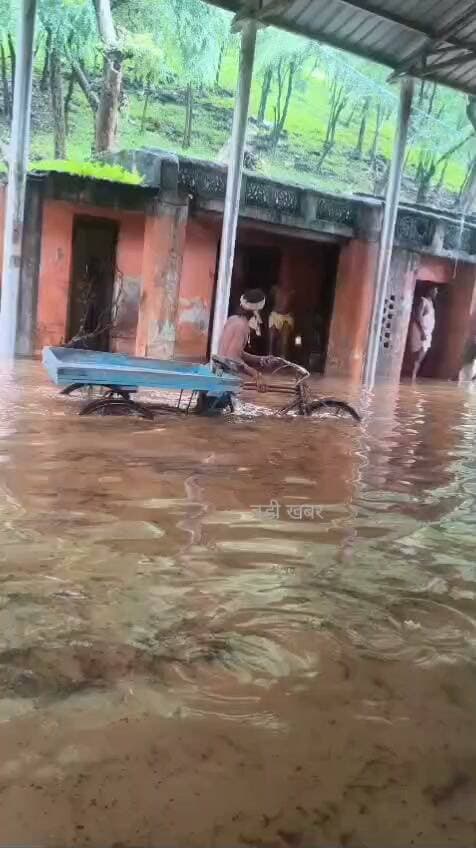 परिक्रमा मार्ग के नाले पर जलभराव से हाहाकार: ₹20 देकर नाला पार करने को मजबूर श्रद्धालु, घर गिरने की कगार पर
चित्रकूट परिक्रमा मार्ग द्वितीय मुखारविंद (शनि मंदिर के पास) भयंकर जलभराव से तालाब बन गया है। श्रद्धालु ₹20 देकर 50 फीट का नाला पार करने को मजबूर हैं। नगर पंचायत की लापरवाही से 10 दिनों से घरों में पानी भरा है। पीड़ित भोला के मकान की दीवार टूटने की कगार पर है।