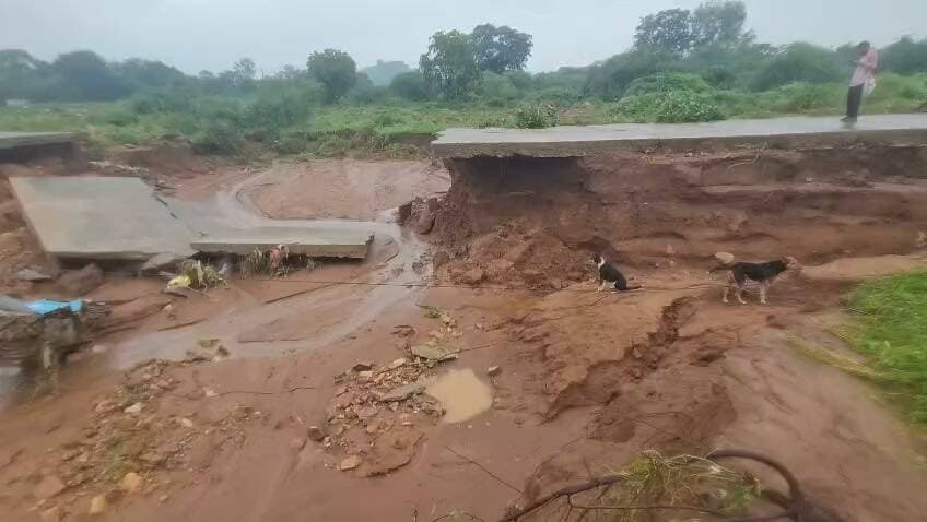 चित्रकूट तहसील (एमपी ) की सड़क भी बही अब तहसील का भी आवागमन बंद