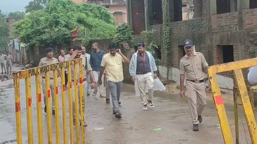 आरोग्यधाम में बढ़ते जलस्तर का कलेक्टर-एसपी ने लिया जायजा, स्थानीय लोगों को शिफ्ट करने के निर्देश (एमपी परिक्षेत्र)
चित्रकूट। आरोग्यधाम क्षेत्र में बढ़ते जलस्तर को देखते हुए प्रशासन पूरी तरह अलर्ट मोड पर है। कलेक्टर डॉ. सतीश कुमार एस., पुलिस अधीक्षक हंसराज सिंह, जिला पंचायत सीईओ शैलेंद्र सिंह और SDRF कमांडेंट ने मौके पर पहुंचकर जलस्तर का जायजा लिया। अधिकारियों ने स्थानीय लोगों की सुरक्षा को प्राथमिकता देते हुए प्रभावित परिवारों को सुरक्षित स्थान पर शिफ्ट करने के निर्देश दिए। साथ ही राहत एवं बचाव दलों को सतर्क रहने और लगातार निगरानी करने के निर्देश दिए गए हैं। बाढ़ की स्थिति से निपटने के लिए प्रशासनिक अमला पूरी तरह मुस्तैद है।