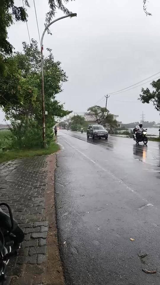 दिबियापुर में तेज बरसात।कौन सी सड़क का दृश्य पहचान गए हों तो? कमेंट में अवश्य बताएं