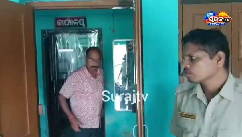 #ସାମ୍ବାଦିକଙ୍କୁ_ଆକ୍ରମଣ_ଘଟଣାକୁ_ନେଇ_ଆଇନଜୀବୀଙ୍କ_ନିନ୍ଦନୀୟ_ପ୍ରତିକ୍ରିୟା
ବାଲେଶ୍ୱର ଜିଲ୍ଲା ରୂପସା ଥାନା ପରିସରରେ ସାମ୍ବାଦିକଙ୍କୁ ପୂର୍ବତନ ଅତିରିକ୍ତ ଏସ୍ପିଙ୍କ ଆକ୍ରମଣ ଘଟଣାକୁ ନେଇ ତୀବ୍ର ନିନ୍ଦା କରିଛନ୍ତି ବସ୍ତାର ଆଇନଜୀବୀ ସରୋଜ କୁମାର ଜେନା। ଥାନା ପରିସରରେ ସାମ୍ବାଦିକଙ୍କ ସହ ଏଭଳି ଆଚରଣ ଗଣମାଧ୍ୟମର ସ୍ୱାଧୀନତା ଓ ସାମ୍ବାଦିକଙ୍କ ସୁରକ୍ଷାକୁ ନେଇ ଗୁରୁତର ପ୍ରଶ୍ନ ଉଠାଉଛି ବୋଲି ସେ କହିଛନ୍ତି। ଘଟଣାର ନିରପେକ୍ଷ ତଦନ୍ତ କରି ଦୋଷୀଙ୍କ ବିରୋଧରେ ଆଇନାନୁସାରେ କାର୍ଯ୍ୟାନୁଷ୍ଠାନ ଦାବି କରିଛନ୍ତି ଆଇନଜୀବୀ ସରୋଜ କୁମାର ଜେନା |
CMO Odisha Pratap Chandra Sarangi Surajtv PMO India Surajtv Odia Brajamohan Pradhan Kanak Vardhan Singh Deo Rabindra Kumar Jena Prabhati Parida Rahul Gandhi
