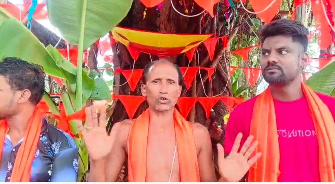 ବାଲେଶ୍ୱର ଜିଲ୍ଲା ରୂପସା ଥାନା ପରିସରରେ ସାମ୍ବାଦିକଙ୍କୁ ପୂର୍ବତନ ଅତିରିକ୍ତ ଏସ୍ପିଙ୍କ ଆକ୍ରମଣ ଘଟଣାକୁ ନେଇ ତୀବ୍ର ନିନ୍ଦା କରିଛନ୍ତି ବସ୍ତାର ଆଇନଜୀବୀ ଓ ବଜରଙ୍ଗ ଦଳ ପକ୍ଷରୁ ତୀବ୍ର ନିନ୍ଦା କରାଯାଇଛି l ଥାନା ପରିସରରେ ସାମ୍ବାଦିକଙ୍କ ସହ ଏଭଳି ଆଚରଣ ଗଣମାଧ୍ୟମର ସ୍ୱାଧୀନତା ଓ ସାମ୍ବାଦିକଙ୍କ ସୁରକ୍ଷାକୁ ନେଇ ଗୁରୁତର ପ୍ରଶ୍ନ ଉଠାଉଛି ବୋଲି ସେ କହିଛନ୍ତି। ଘଟଣାର ନିରପେକ୍ଷ ତଦନ୍ତ କରି ଦୋଷୀଙ୍କ ବିରୋଧରେ ଆଇନାନୁସାରେ କାର୍ଯ୍ୟାନୁଷ୍ଠାନ ଦାବି
Surajtv Surajtv Odia #sambadiksurakshya #basta #balasore CMO Odisha