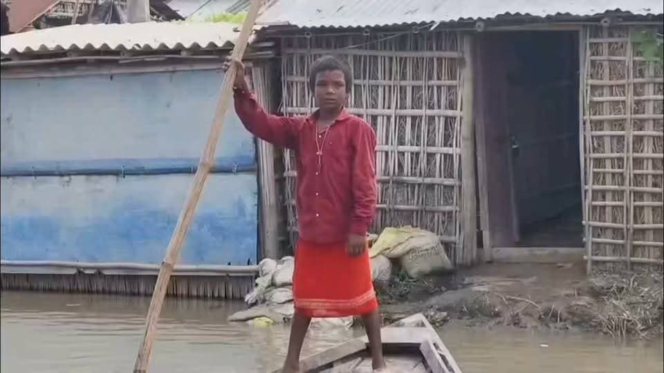 नन्हे हाथों में नाव की पतवार, बाढ़ में जिंदगी का सफर, नन्हे नाविक बने लोगों का सहारा