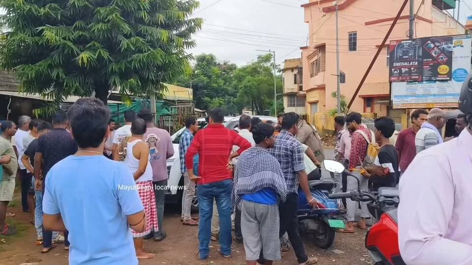 #କାର ଓ ବ୍ୟାଟେରୀ ସ୍କୁଟି ମଧ୍ୟରେ ଦୁର୍ଘଟଣା....
ସୂଚନାନୁସାରେ:-
ମଙ୍ଗଳବାର ସକାଳ ୯ ଟାରୁ ୯.୩୦ ମଧ୍ୟରେ ବାଘଡାରୋଡ଼ ସ୍ଥିତ ବଜାଜ ସୋରୁମ ନିକଟ ରାସ୍ତା ଡାଇଭର୍ସନ ଠାରେ ଉଭୟ କାର ଓ ବ୍ୟାଟେରୀ ସ୍କୁଟି ମଧ୍ୟରେ ଦୁର୍ଘଟଣା ଘଟି ସ୍କୁଟି ଚାଳକ ଙ୍କ ଗୋଡରେ ଆଘାତ ଲାଗିଛି।
ତେବେ ଉକ୍ତ ଘଟଣା ସ୍ଥଳରେ ସ୍ଥାନୀୟ ଲୋକମାନେ ପହଞ୍ଚି ଦୁର୍ଘଟଣା ଗ୍ରସ୍ତ ଉଭୟ ପକ୍ଷଙ୍କୁ ବୁଝାସୁଝା କରି ଉକ୍ତ କାରରେ ଗୋଡରେ ଆଘାତ ଲାଗିଥିବା ଯୁବକକୁ ଡାକ୍ତରଖାନା ପଠାଇଛନ୍ତି।।।।
#Breaking_News
#Mayurbhanj
#baripada
