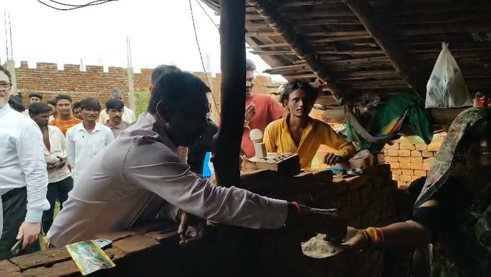 छतरपुर आदिवासी परिवार के घर पहुंचकर मंत्री ने जाना भोजन का हाल भ्रमण के दौरान मंत्री तुलसी सिलावट एक आदिवासी परिवार के घर पहुंचे। उन्होंने परिवार की महिला उमा आदिवासी से आत्मीयता से पूछा कि भोजन में क्या बनाया है। महिला ने रोटी बनाए जाने की बात बताई। इस पर मंत्री ने परिवार के साथ बैठकर आम के अचार के साथ रोटी खाई। उन्होंने ग्रामीणों के साथ बैठकर प्राप्त मुआवजा एवं पुनर्वास राशि के संबंध में चर्चा की और उनकी समस्याएं सुनीं